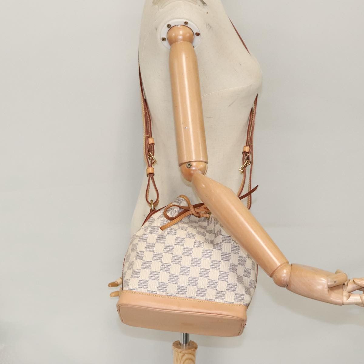 Louis Vuitton Noé White Canvas Shoulder Bag (Pre-Owned) Size ONE SIZE - 18 Thumbnail