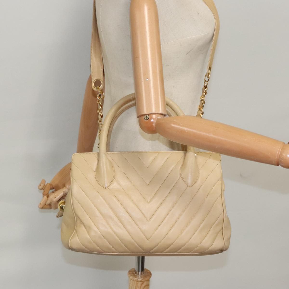 Chanel V-Stich Beige Leather Handbag (Pre-Owned) Size ONE SIZE - 16 Thumbnail