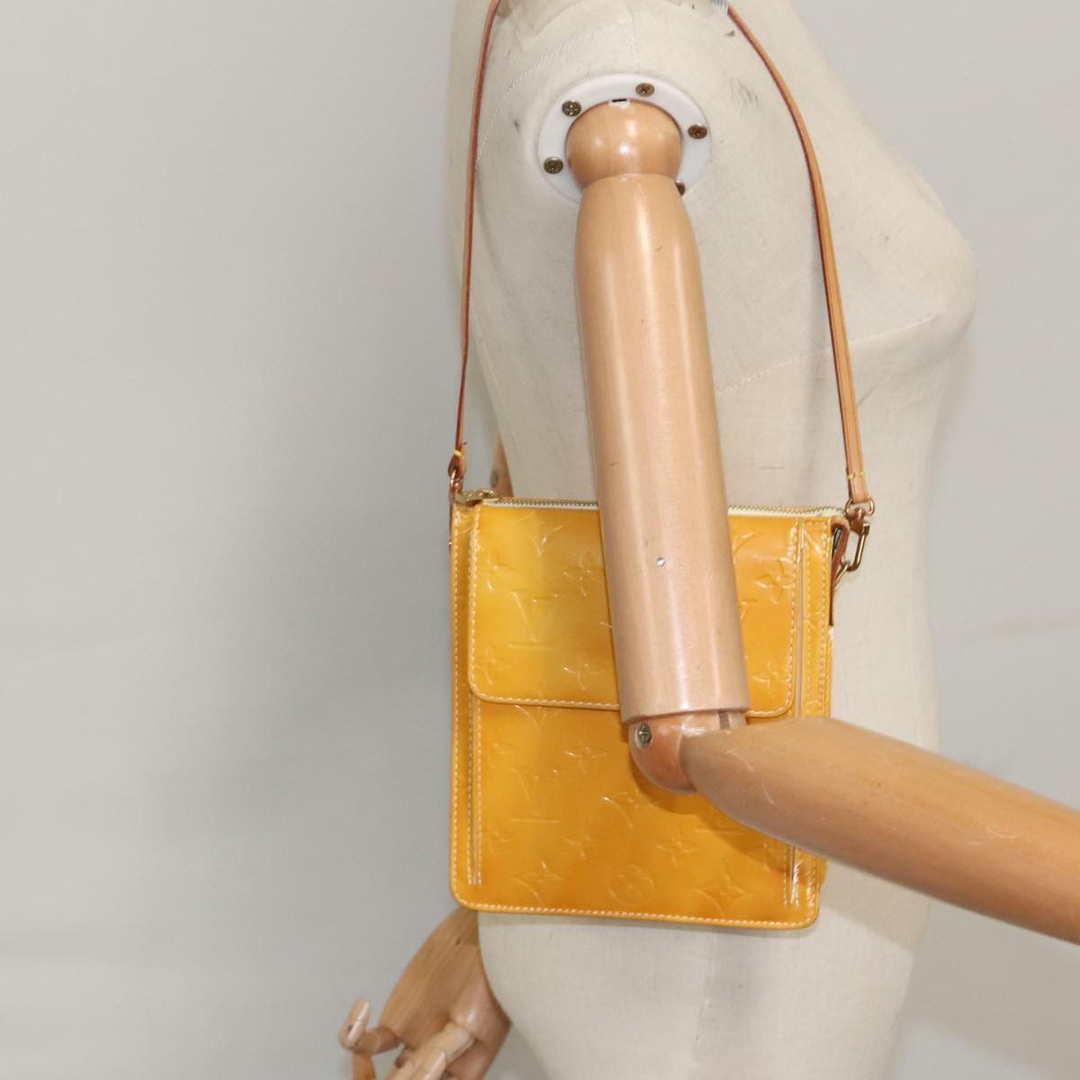 Louis Vuitton Mott Yellow Patent Leather Shoulder Bag (Pre-Owned) Size ONE SIZE - 19 Thumbnail