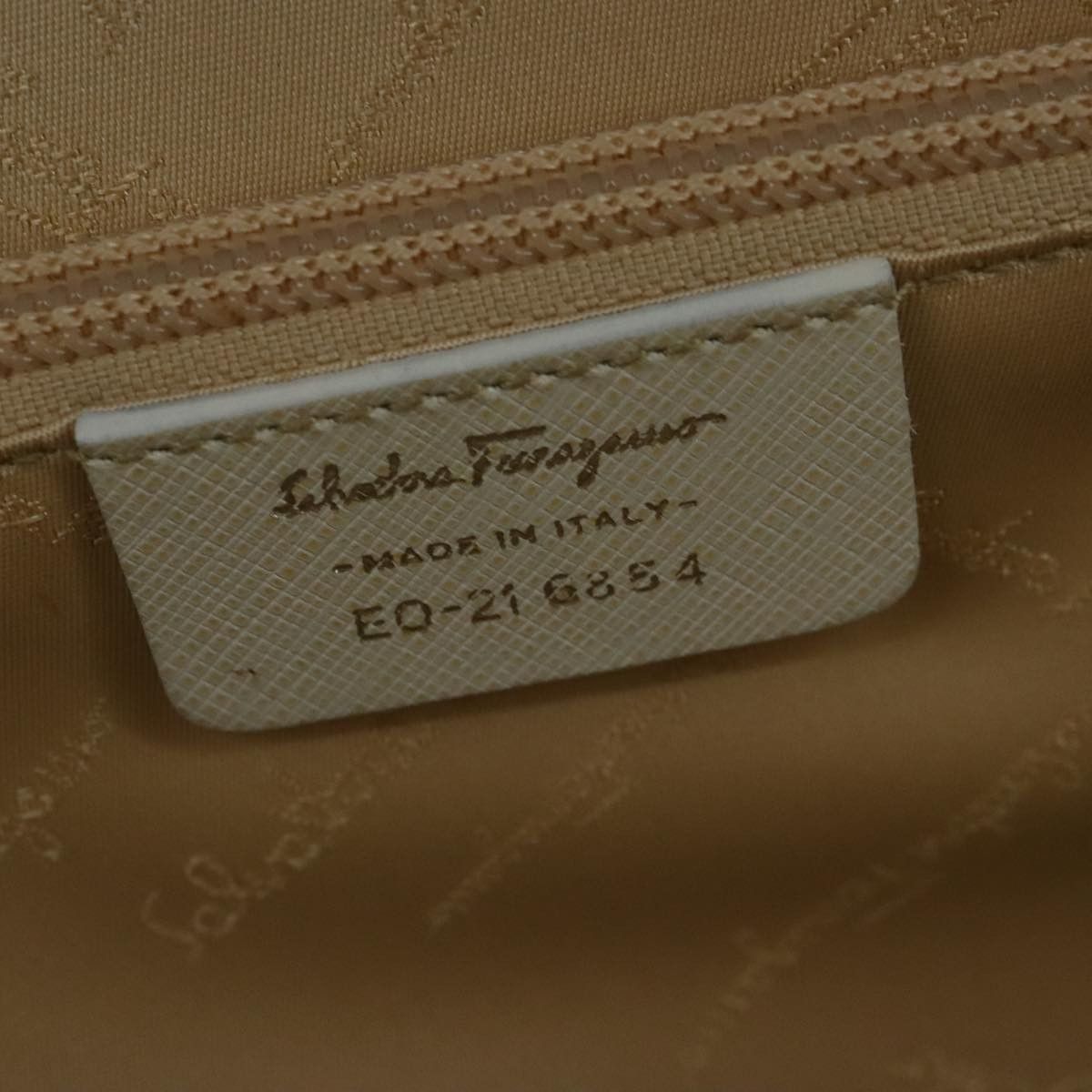 Salvatore Ferragamo Gancini White Leather Handbag (Pre-Owned) Size ONE SIZE - 13 Thumbnail