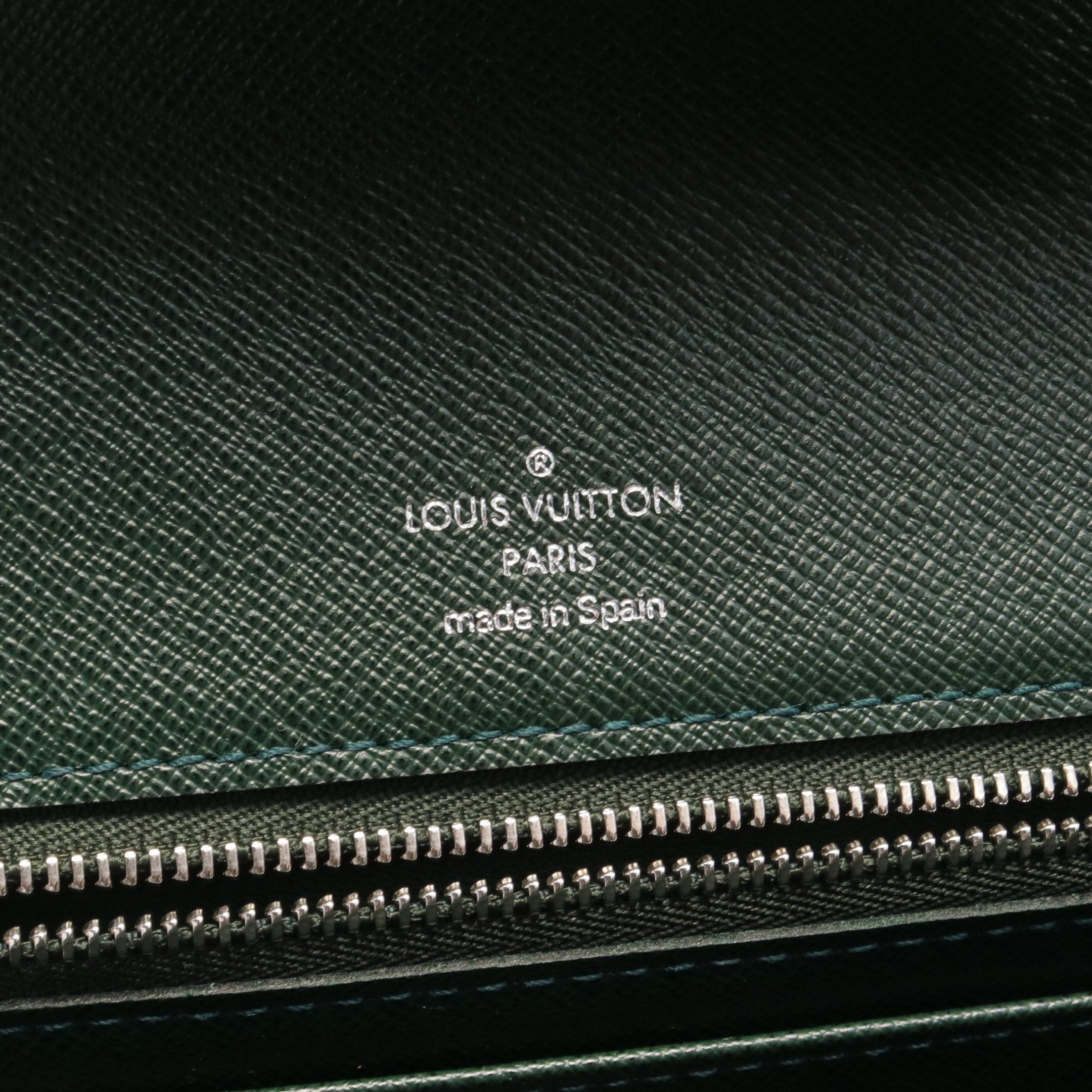 Louis Vuitton Louis Vuitton Celenga Taiga Epithea Clutch Bag Second Leather Green Size ONE SIZE - 4 Thumbnail