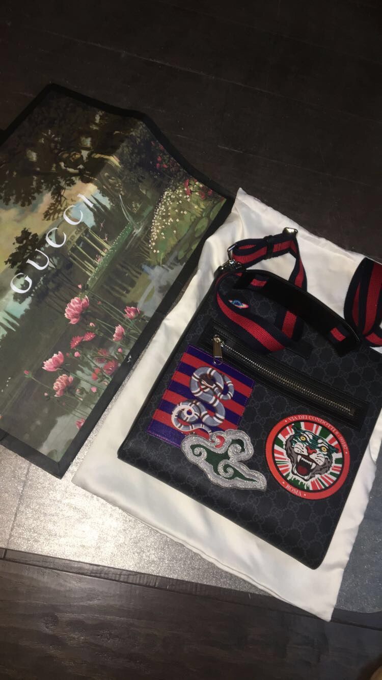 Gucci Courier Messenger GG Supreme Black