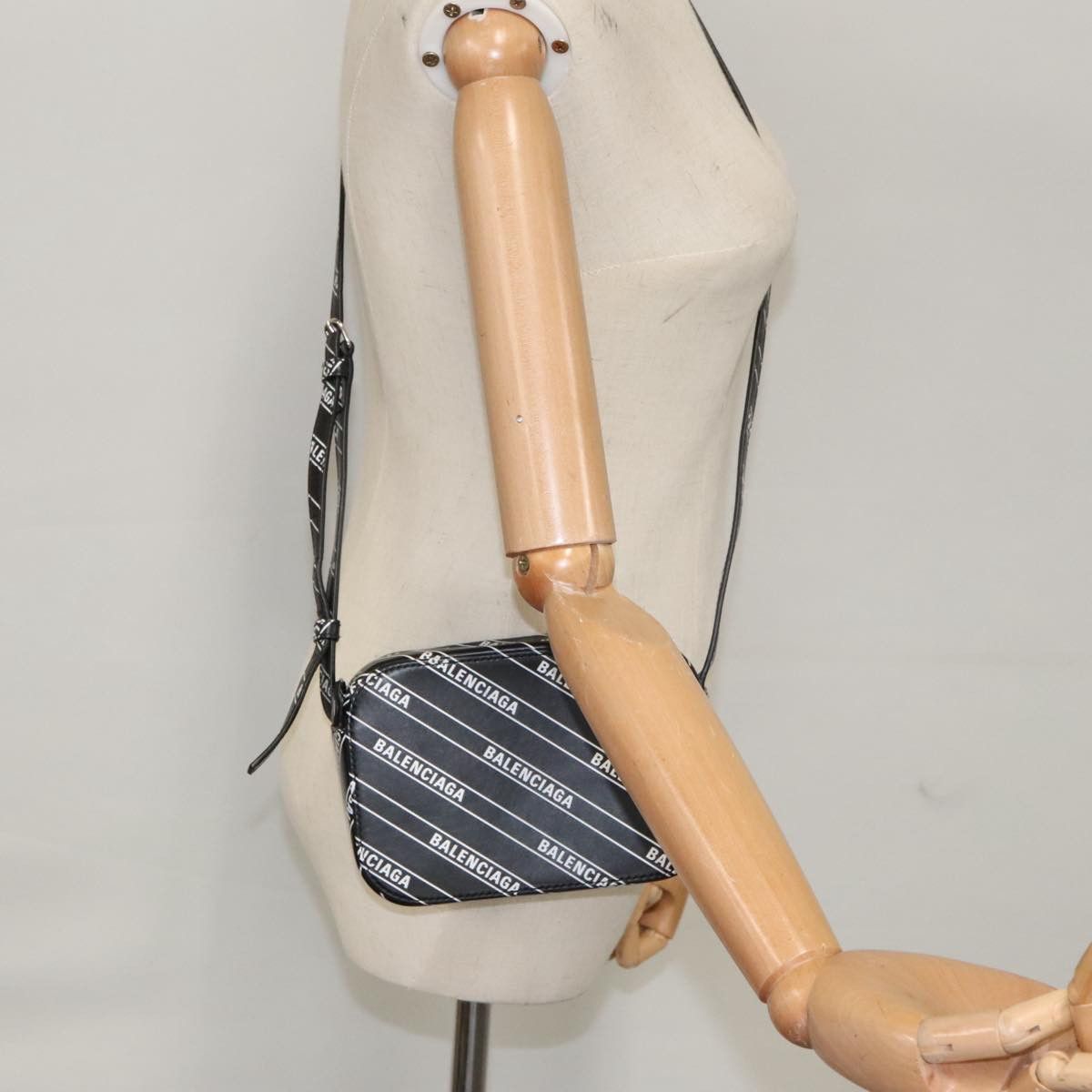 Balenciaga Everyday Black Leather Shoulder Bag (Pre-Owned) Size ONE SIZE - 16 Thumbnail
