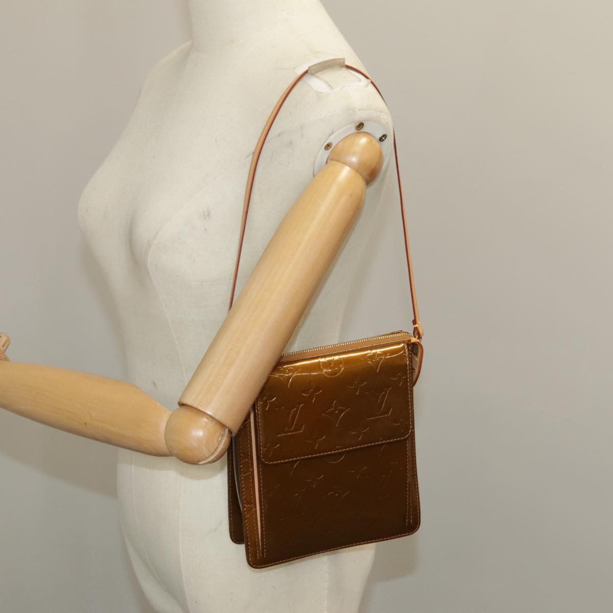 Louis Vuitton Mott Brown Patent Leather Clutch Bag (Pre-Owned) Size ONE SIZE - 18 Thumbnail