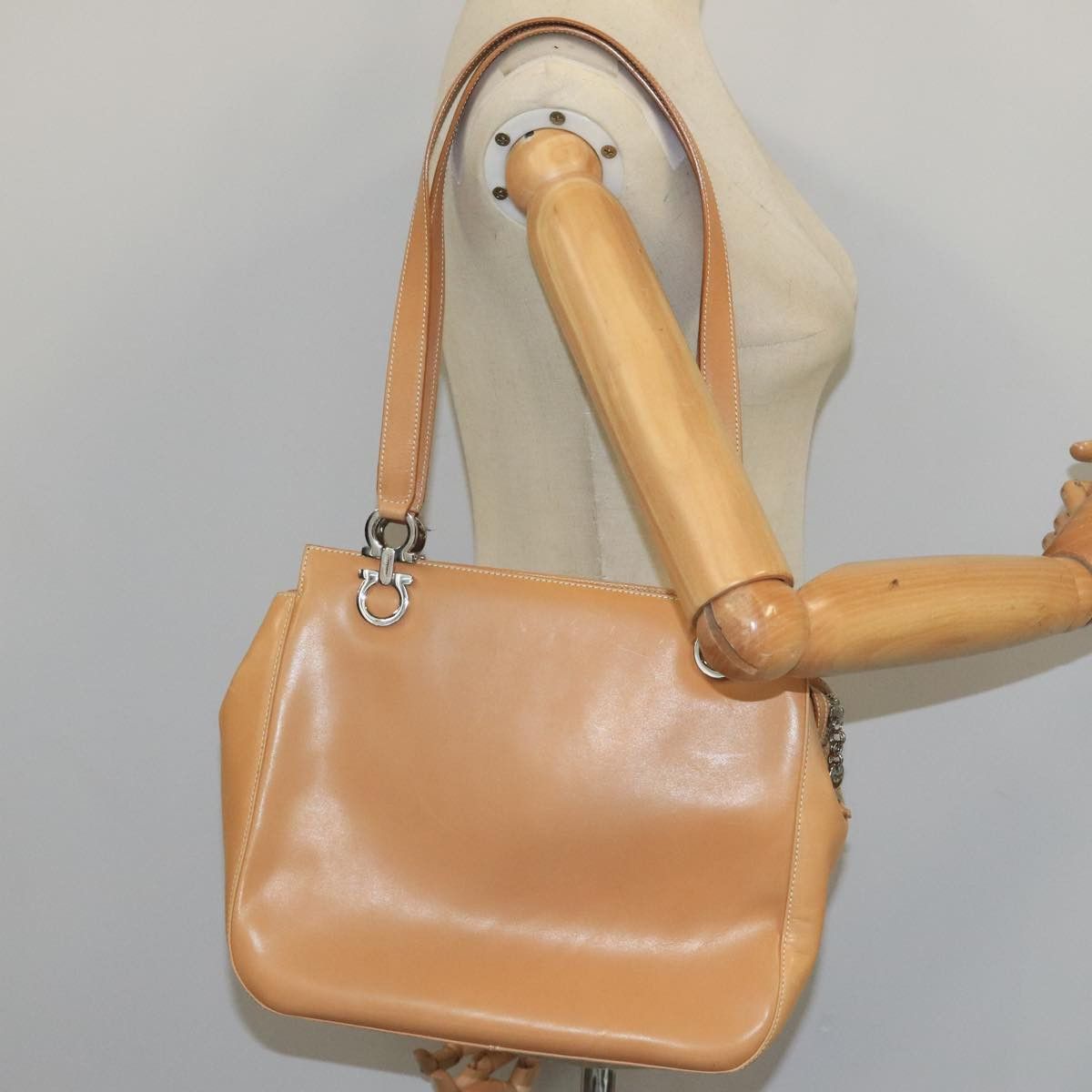Salvatore Ferragamo Gancini Beige Leather Shoulder Bag (Pre-Owned) Size ONE SIZE - 15 Thumbnail