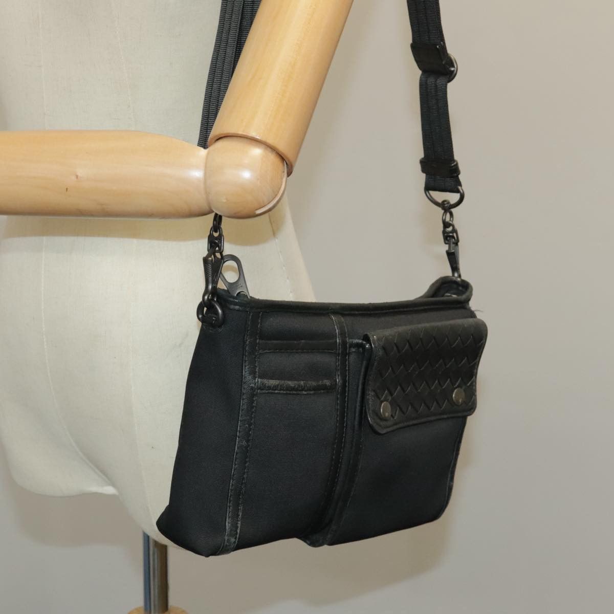 Bottega Veneta Intrecciato Black Canvas Shoulder Bag (Pre-Owned) Size ONE SIZE - 18 Thumbnail