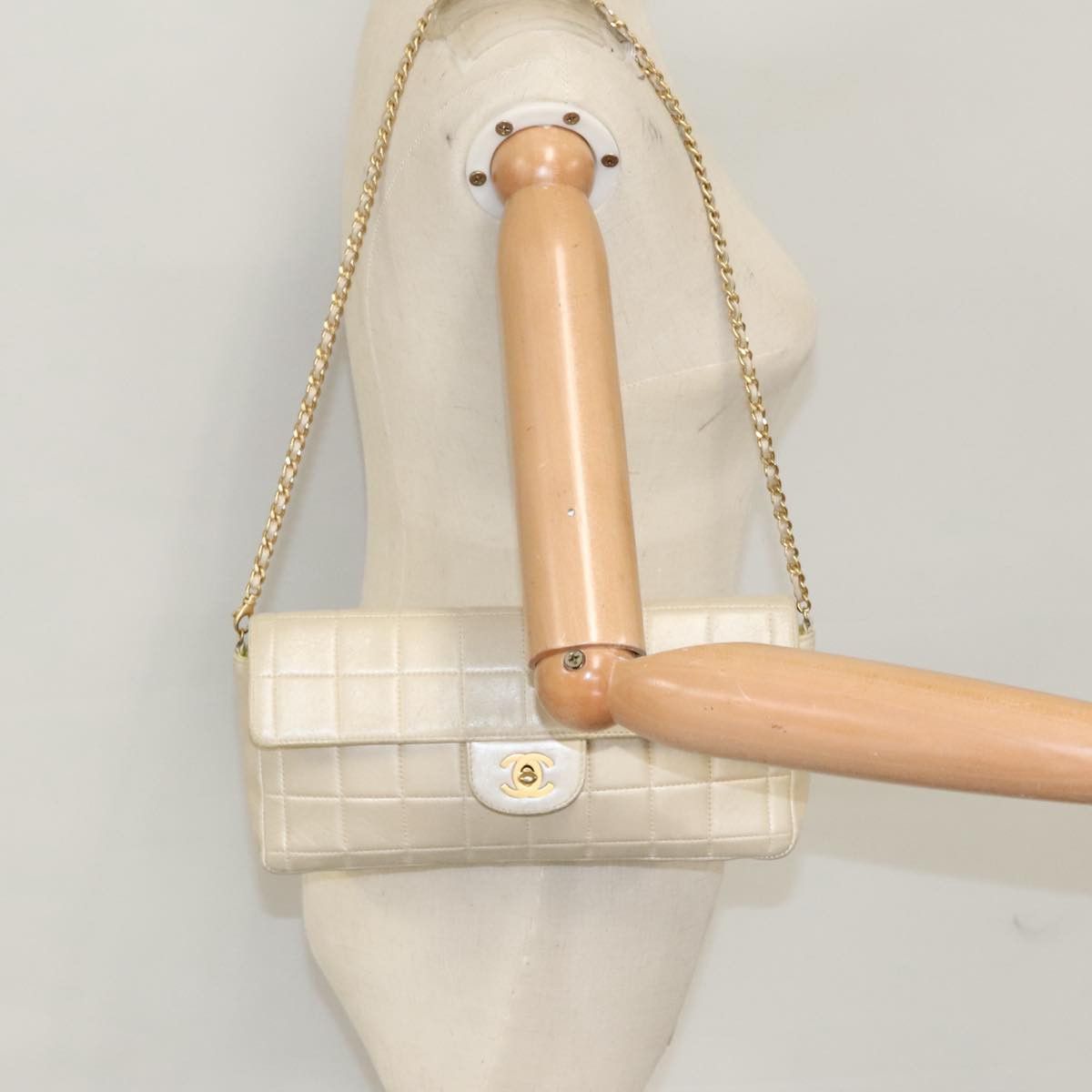 Chanel Chocolate Bar Beige Leather Shoulder Bag (Pre-Owned) Size ONE SIZE - 11 Thumbnail