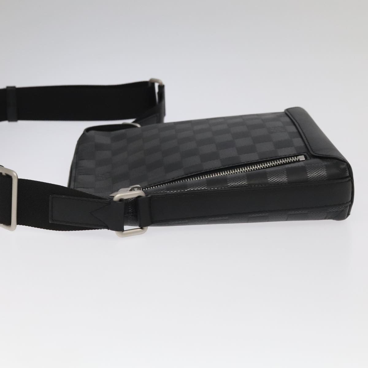 Louis Vuitton Discovery Black Leather Shoulder Bag (Pre-Owned) Size ONE SIZE - 4 Thumbnail