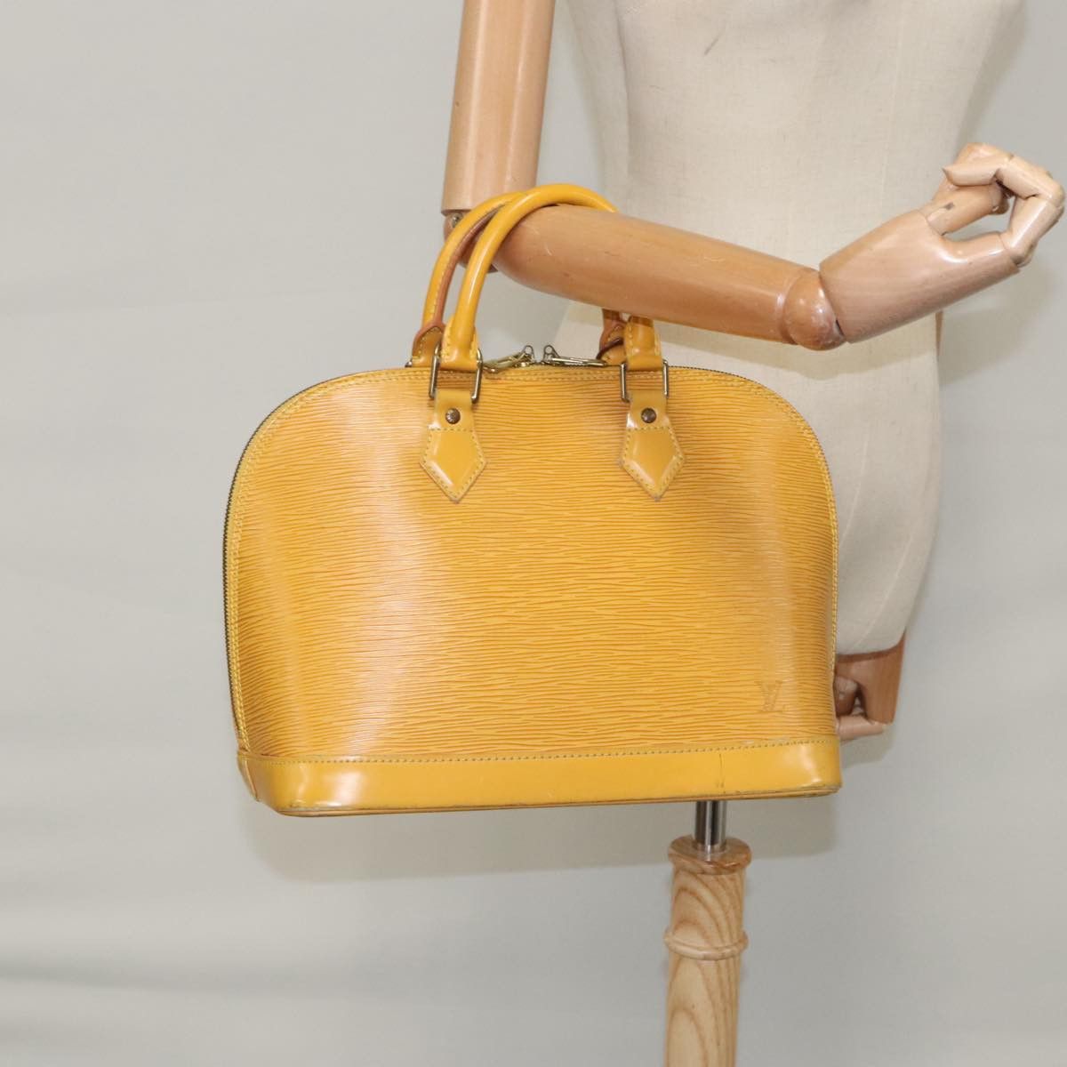 Louis Vuitton Alma Camel Leather Handbag (Pre-Owned) Size ONE SIZE - 17 Thumbnail