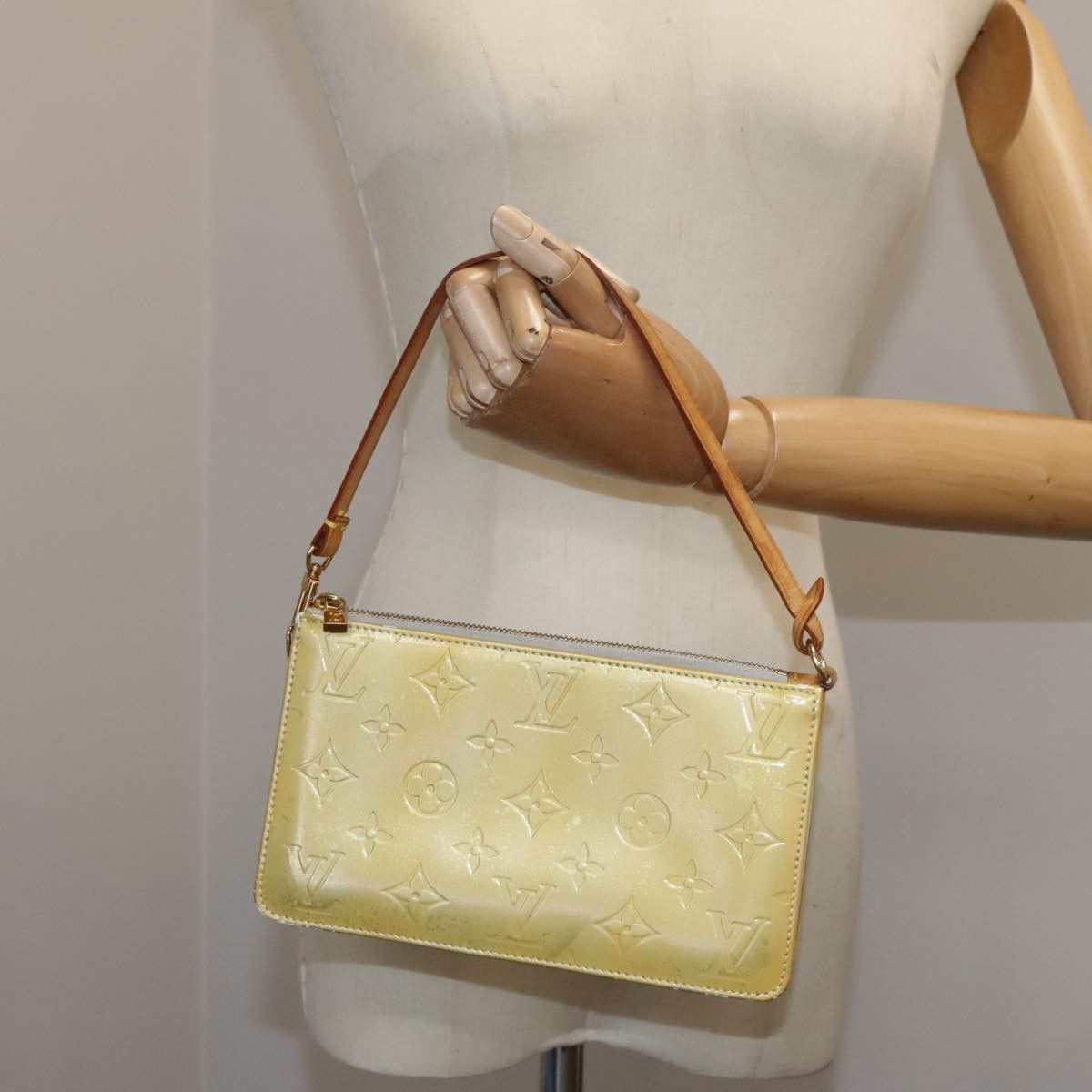 Louis Vuitton Lexington Yellow Patent Leather Clutch Bag (Pre-Owned) Size ONE SIZE - 18 Thumbnail