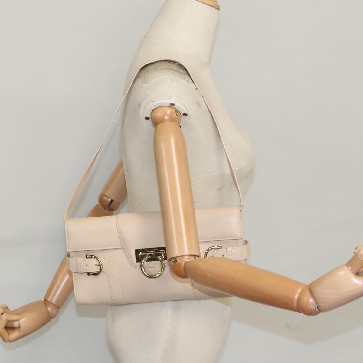 Salvatore Ferragamo Gancini Beige Leather Shoulder Bag (Pre-Owned) Size ONE SIZE - 11 Thumbnail