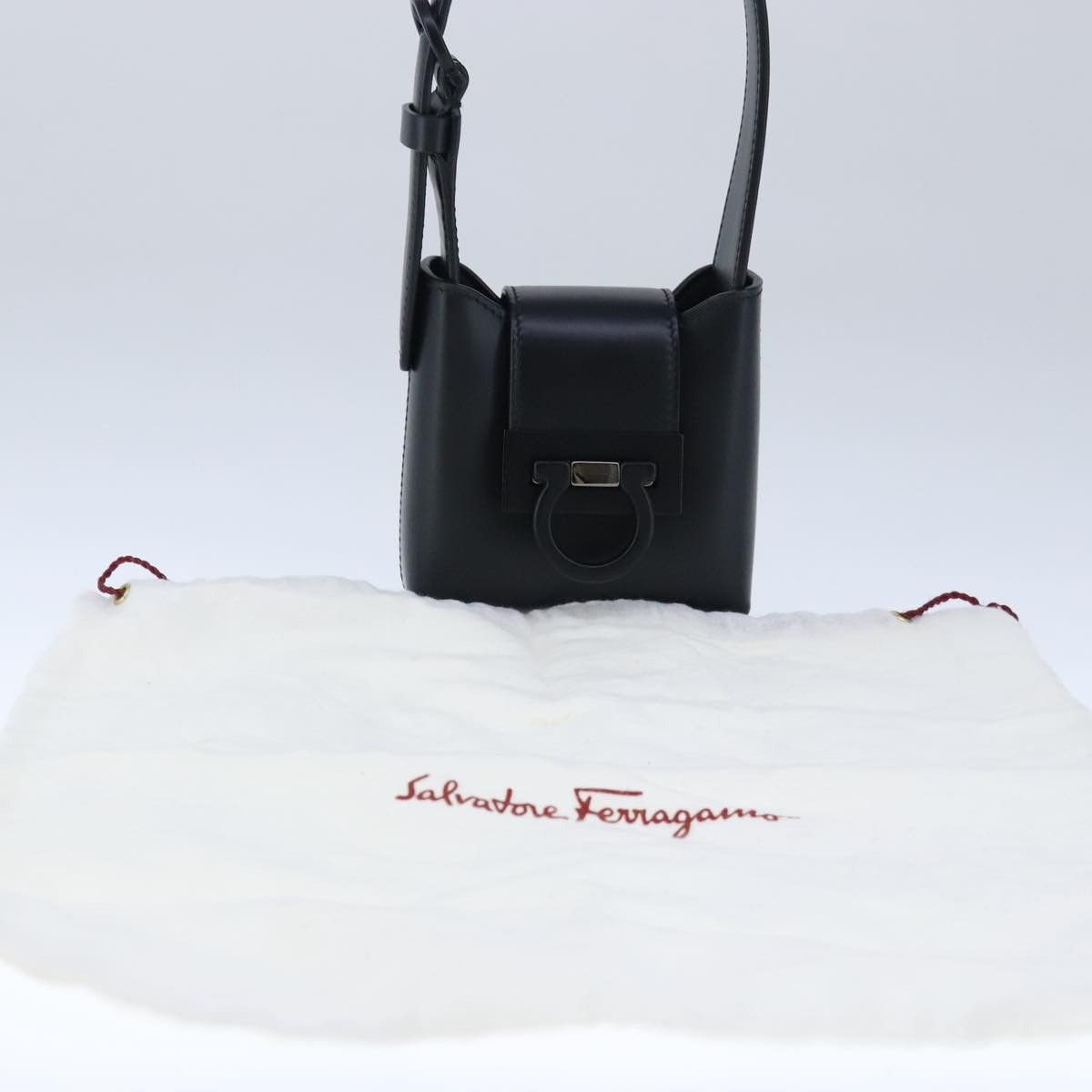 Salvatore Ferragamo Gancini Black Leather Handbag (Pre-Owned) Size ONE SIZE - 10 Thumbnail