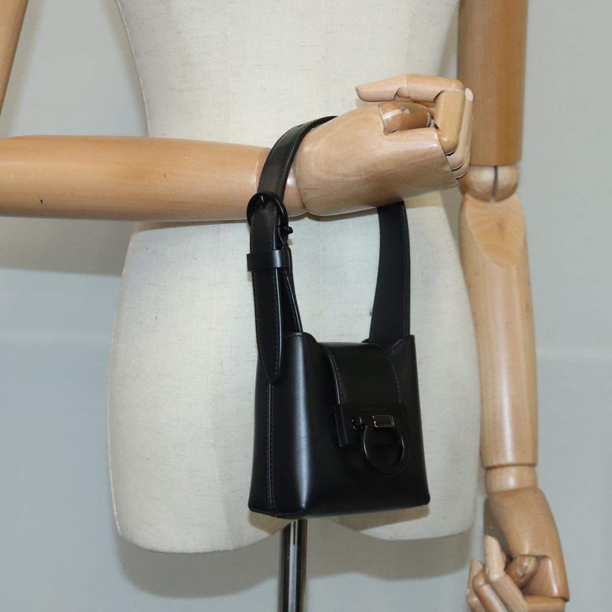 Salvatore Ferragamo Gancini Black Leather Handbag (Pre-Owned) Size ONE SIZE - 11 Thumbnail