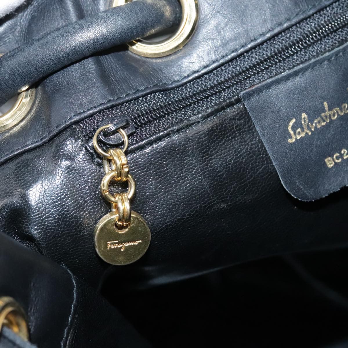 Salvatore Ferragamo Vara Black Leather Shoulder Bag (Pre-Owned) Size ONE SIZE - 13 Thumbnail