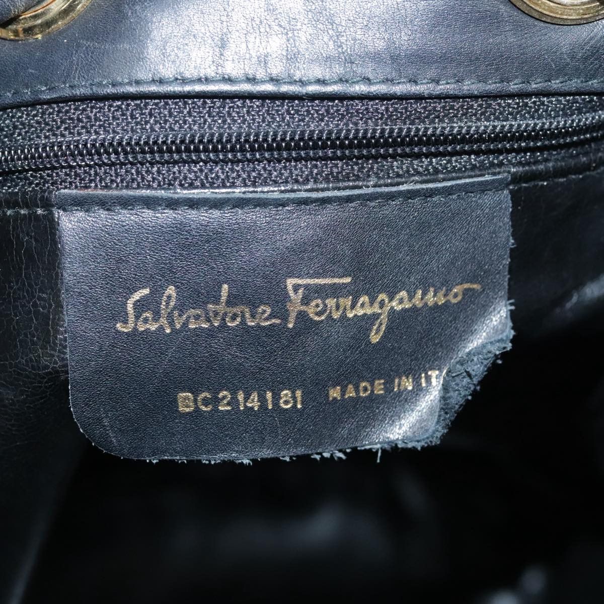 Salvatore Ferragamo Vara Black Leather Shoulder Bag (Pre-Owned) Size ONE SIZE - 16 Thumbnail