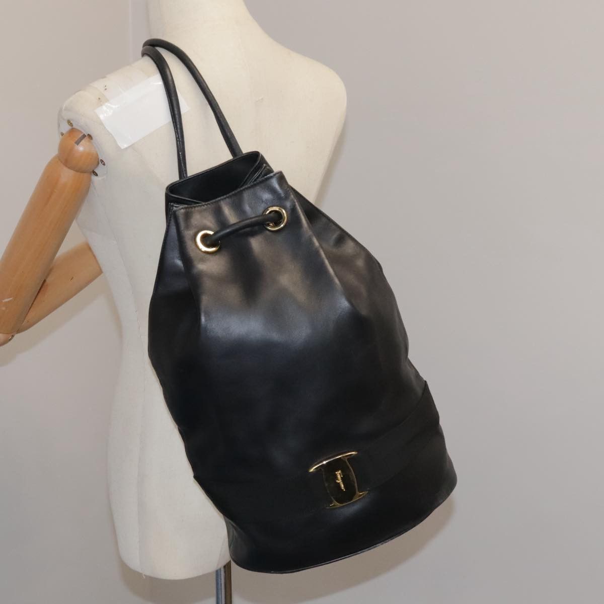 Salvatore Ferragamo Vara Black Leather Shoulder Bag (Pre-Owned) Size ONE SIZE - 17 Thumbnail