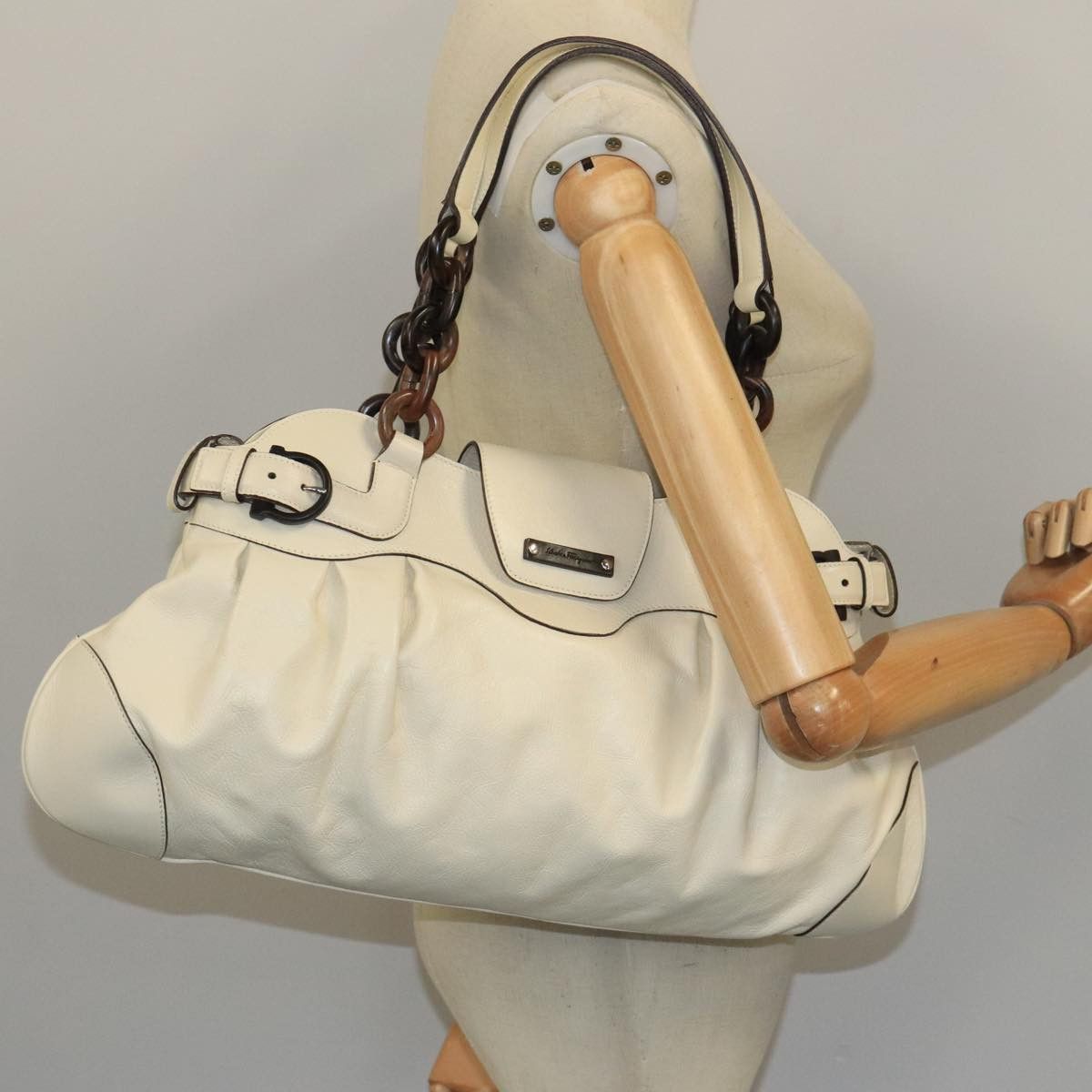 Salvatore Ferragamo White Leather Shoulder Bag (Pre-Owned) Size ONE SIZE - 15 Thumbnail
