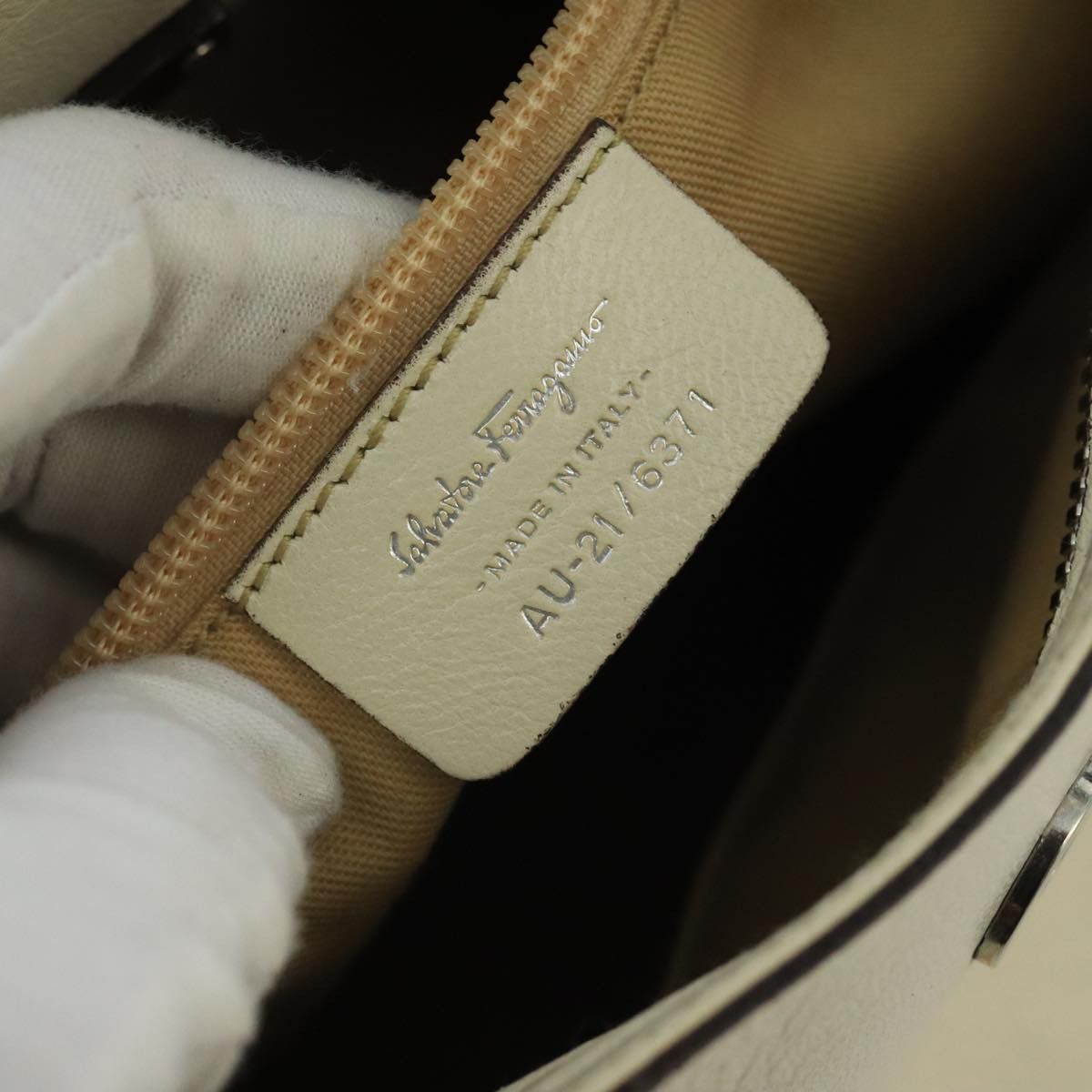Salvatore Ferragamo White Leather Shoulder Bag (Pre-Owned) Size ONE SIZE - 14 Thumbnail