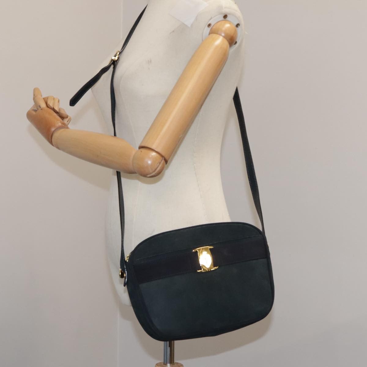 Salvatore Ferragamo Vara Black Suede Shoulder Bag (Pre-Owned) Size ONE SIZE - 11 Thumbnail