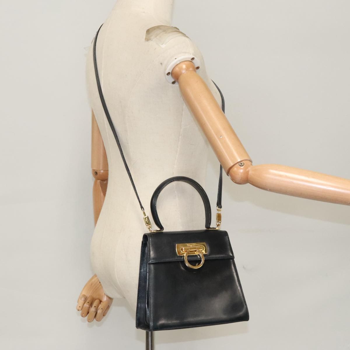 Salvatore Ferragamo Gancini Black Leather Handbag (Pre-Owned) Size ONE SIZE - 11 Thumbnail