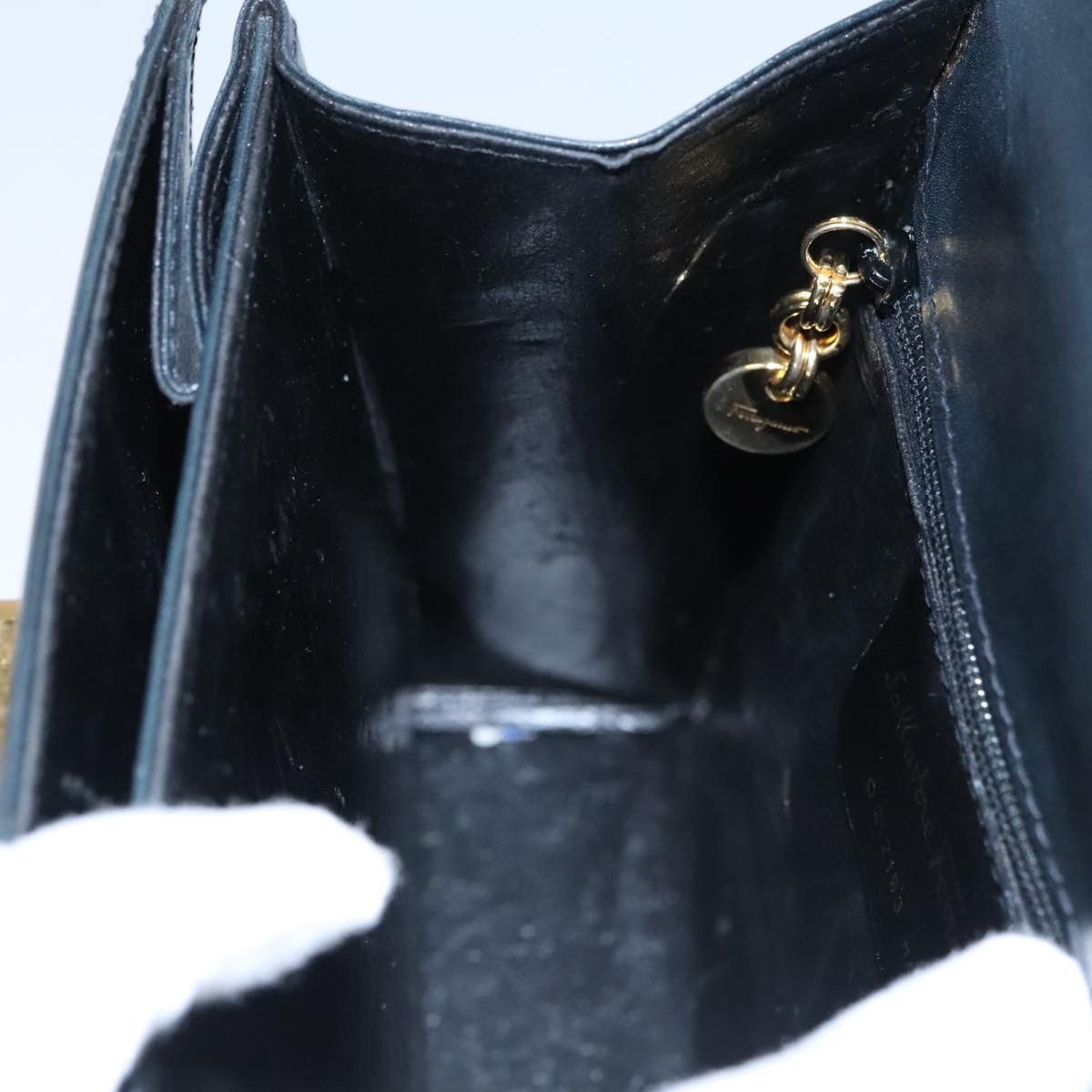 Salvatore Ferragamo Gancini Black Leather Handbag (Pre-Owned) Size ONE SIZE - 19 Thumbnail