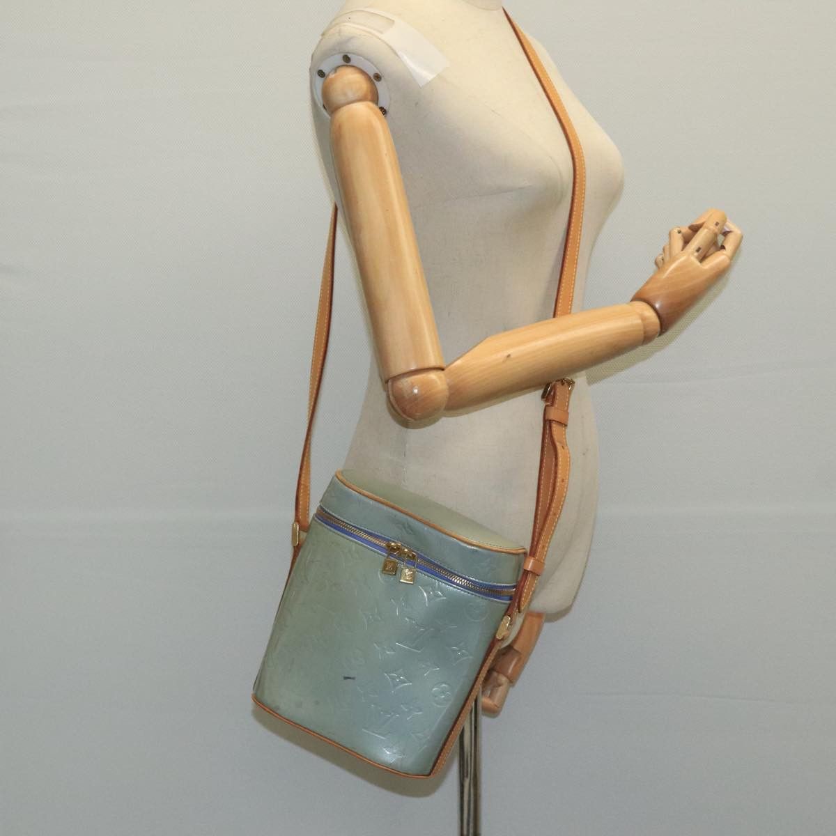 Louis Vuitton Sullivan Grey Patent Leather Shoulder Bag (Pre-Owned) Size ONE SIZE - 16 Thumbnail