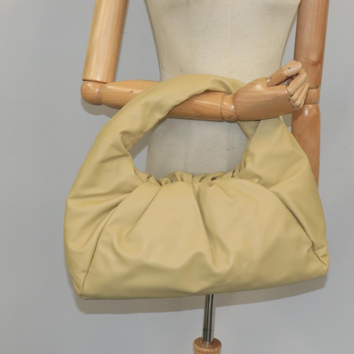 Bottega Veneta The Pouch Beige Leather Shoulder Bag (Pre-Owned) Size ONE SIZE - 9 Thumbnail