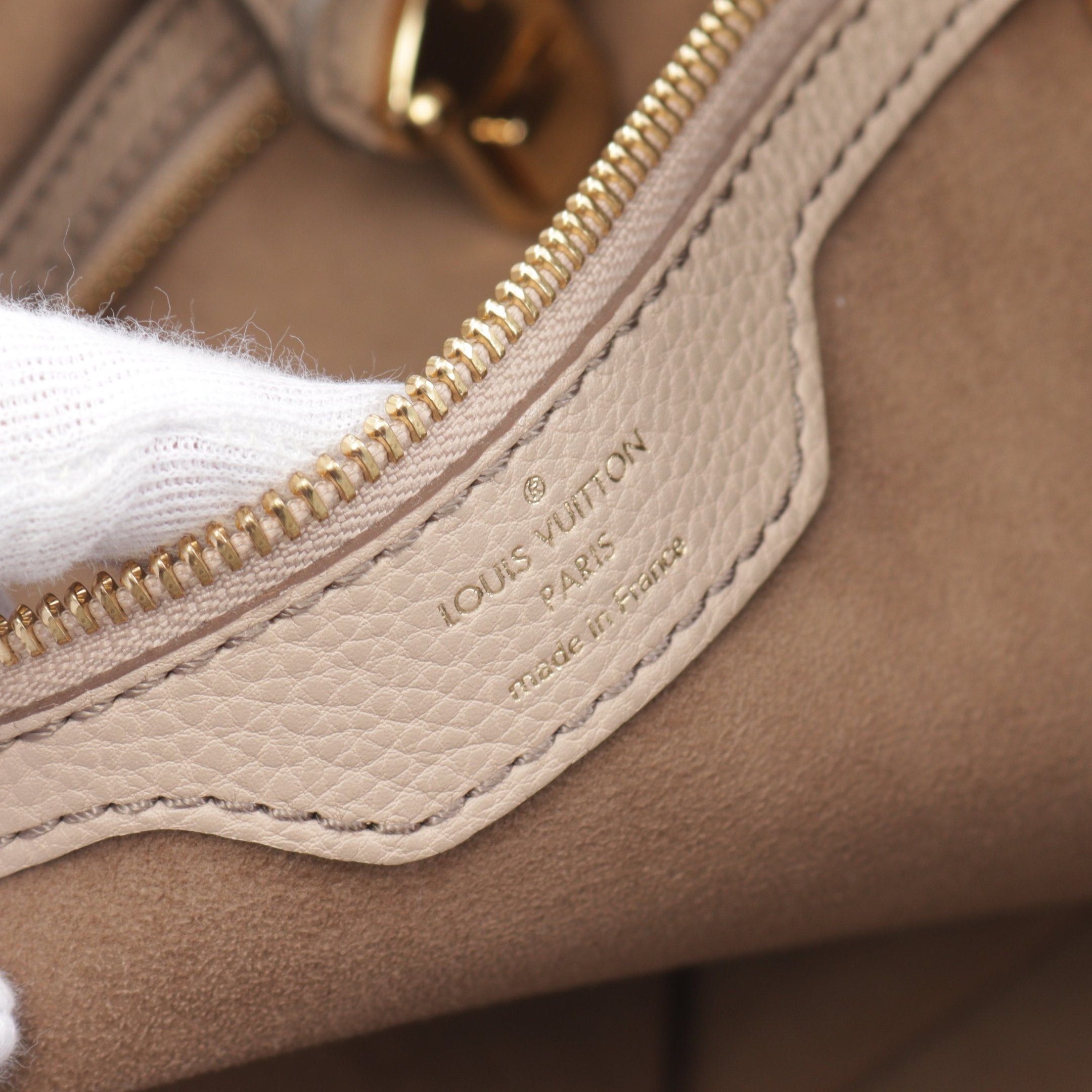 Louis Vuitton Louis Vuitton L Mahina Sable Shoulder Bag Leather Pink Beige Size ONE SIZE - 4 Thumbnail