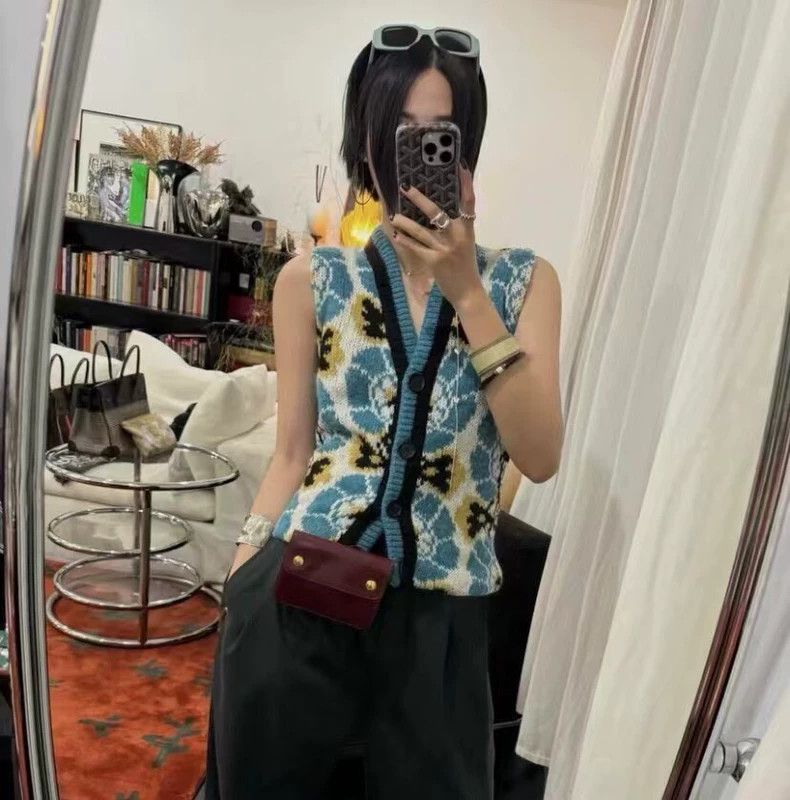 Miu Miu MiuMiu Colorful Floral Embroidered Wool Knit Vest Size US S / EU 44-46 / 1 - 9 Thumbnail