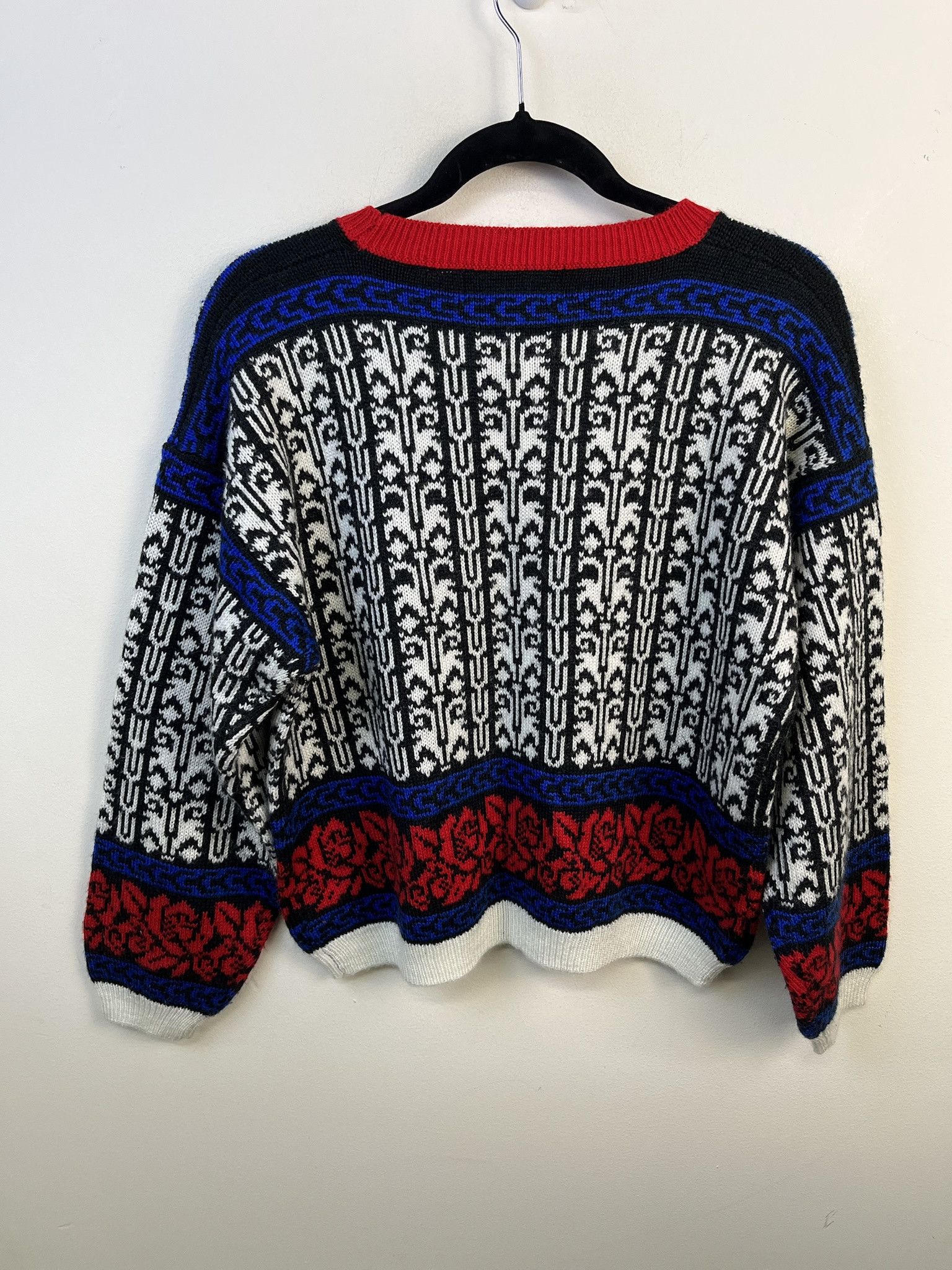 Vintage Vintage Knit Sweater 1990s Thick Knit 16th Street Red White Blue Pattern Knit Sweater Size L Size US M / EU 48-50 / 2 - 3 Thumbnail