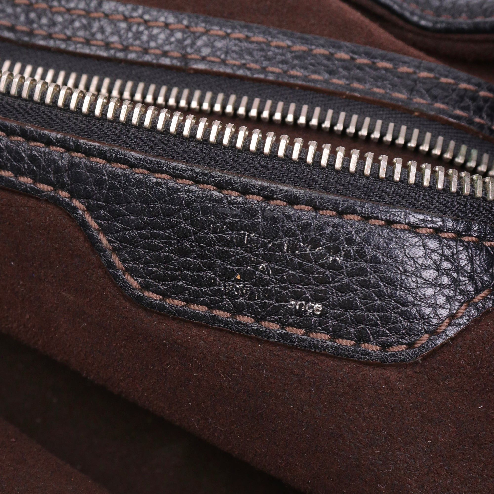 Louis Vuitton LOUIS VUITTON - Mahina Louis Vuitton shoulder bag in black grained leather Size ONE SIZE - 7 Thumbnail