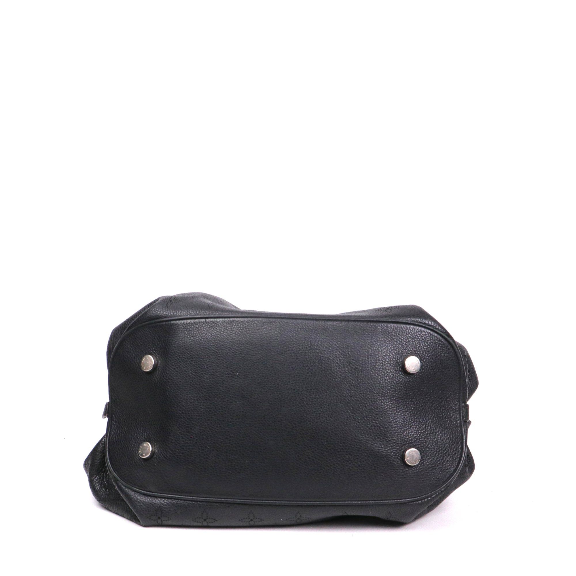 Louis Vuitton LOUIS VUITTON - Mahina Louis Vuitton shoulder bag in black grained leather Size ONE SIZE - 3 Thumbnail