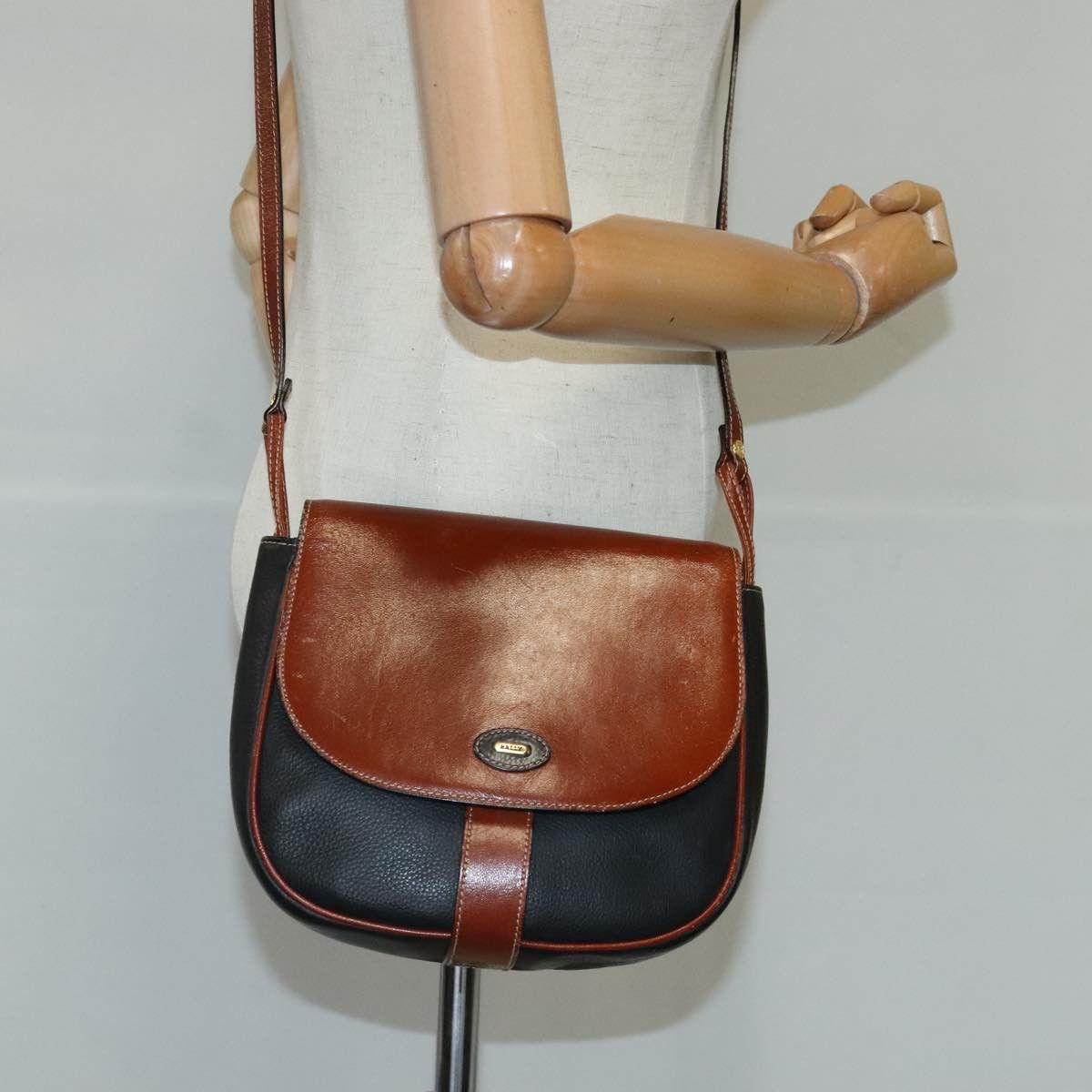 Bally Black Leather Shoulder Bag (Pre-Owned) Size ONE SIZE - 15 Thumbnail