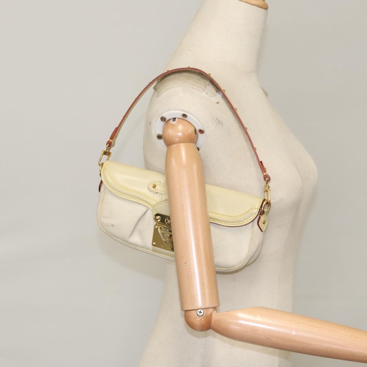Louis Vuitton Suhali Beige Leather Clutch Bag (Pre-Owned) Size ONE SIZE - 16 Thumbnail