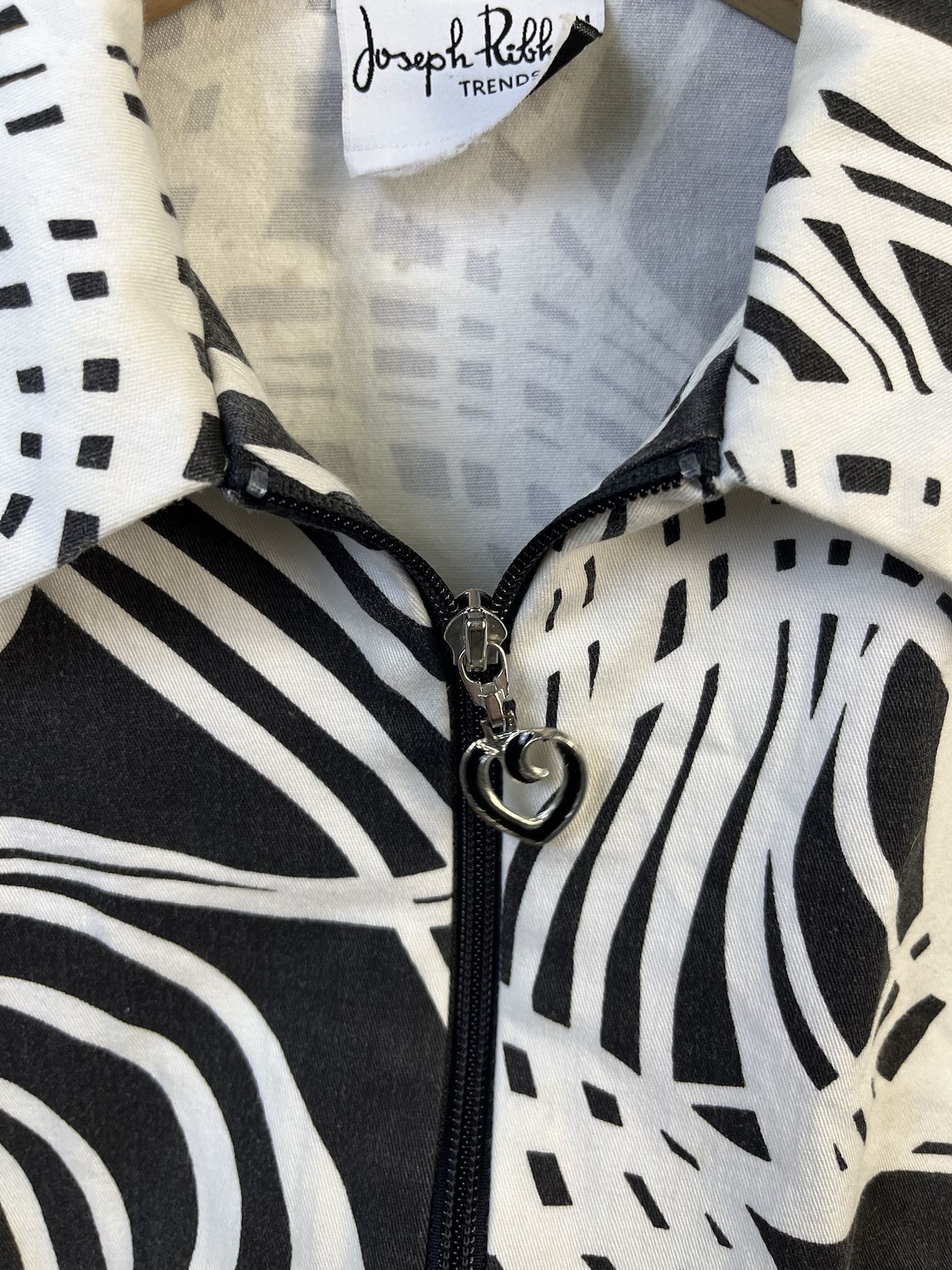 Vintage Vintage 1990s Black and White Tribal Camo Pattern Blazer Cardigan Jacket Size XS Size US XS / EU 42 / 0 - 3 Thumbnail