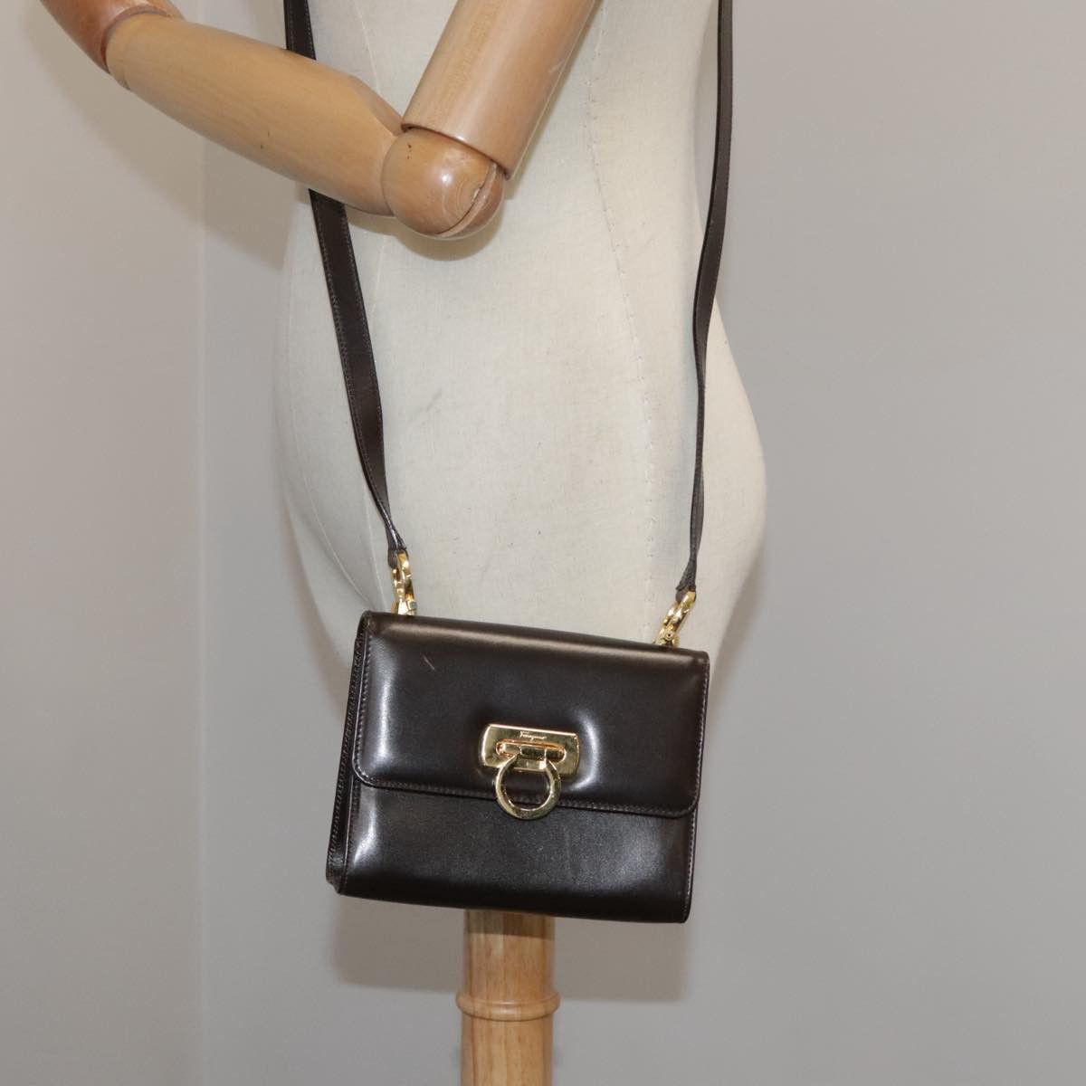 Salvatore Ferragamo Gancini Brown Leather Shoulder Bag (Pre-Owned) Size ONE SIZE - 15 Thumbnail