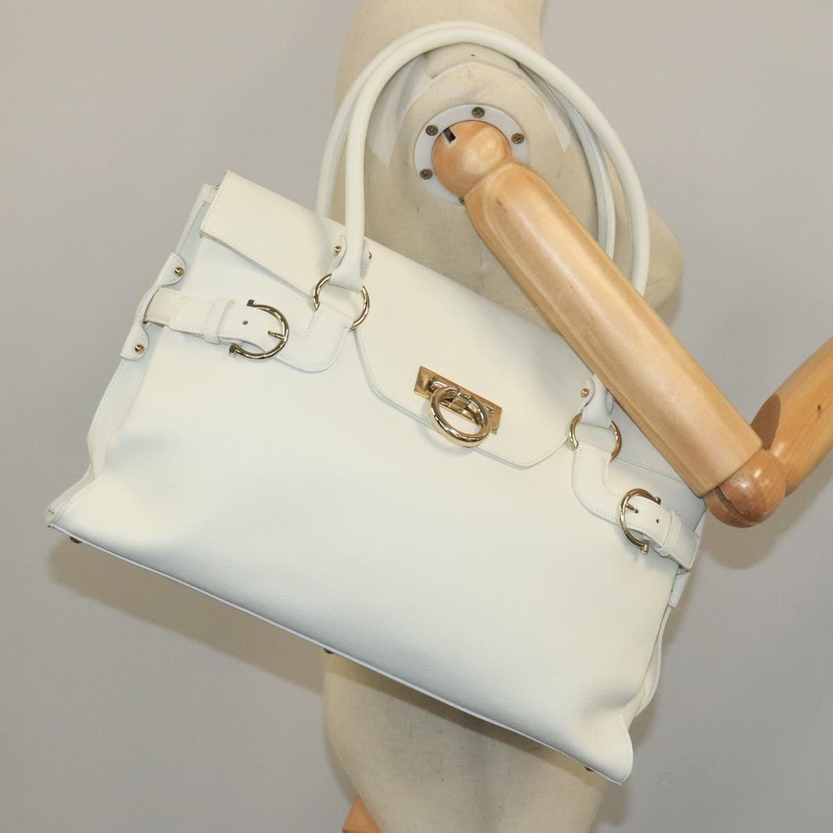 Salvatore Ferragamo Gancini White Leather Handbag (Pre-Owned) Size ONE SIZE - 16 Thumbnail