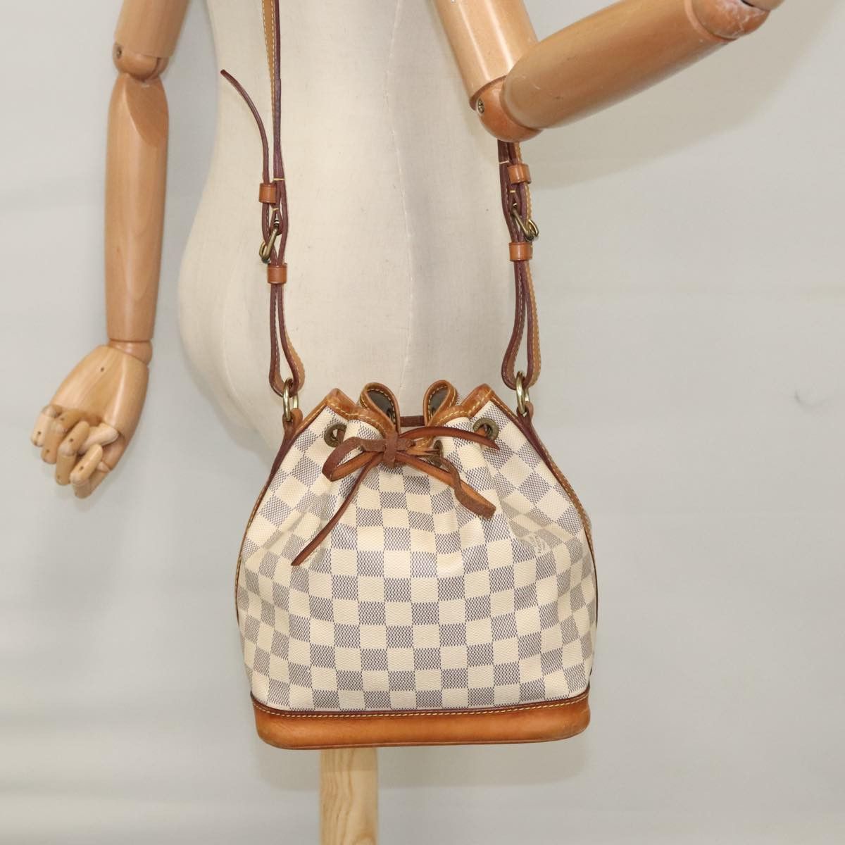 Louis Vuitton Noé Bb White Canvas Shoulder Bag (Pre-Owned) Size ONE SIZE - 20 Thumbnail