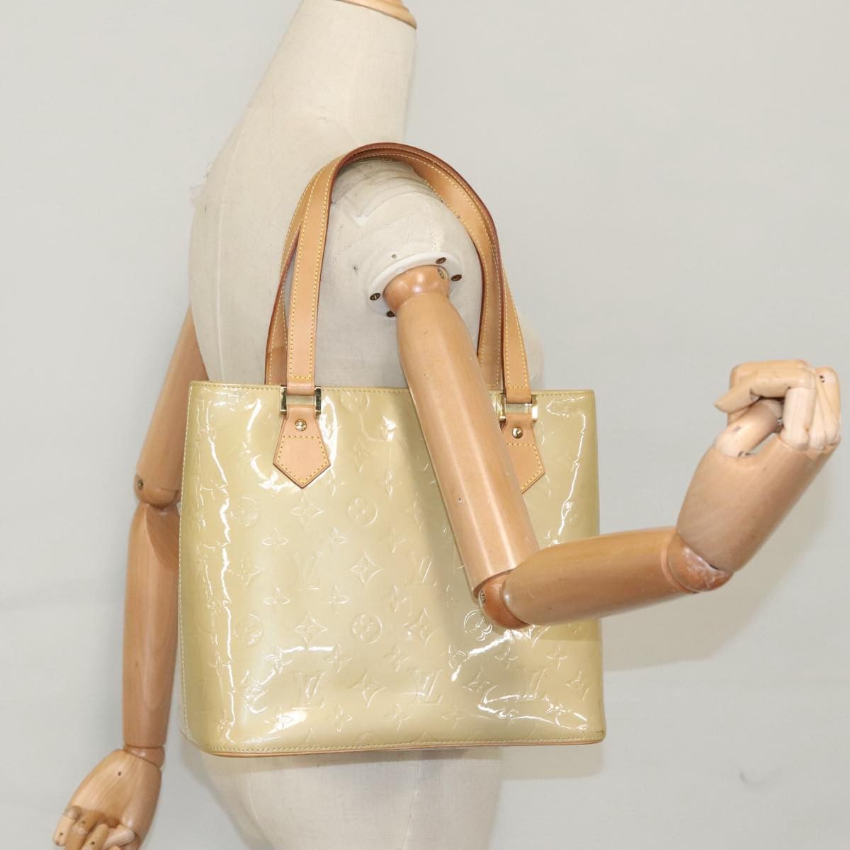 Louis Vuitton Houston Beige Patent Leather Handbag (Pre-Owned) Size ONE SIZE - 17 Thumbnail