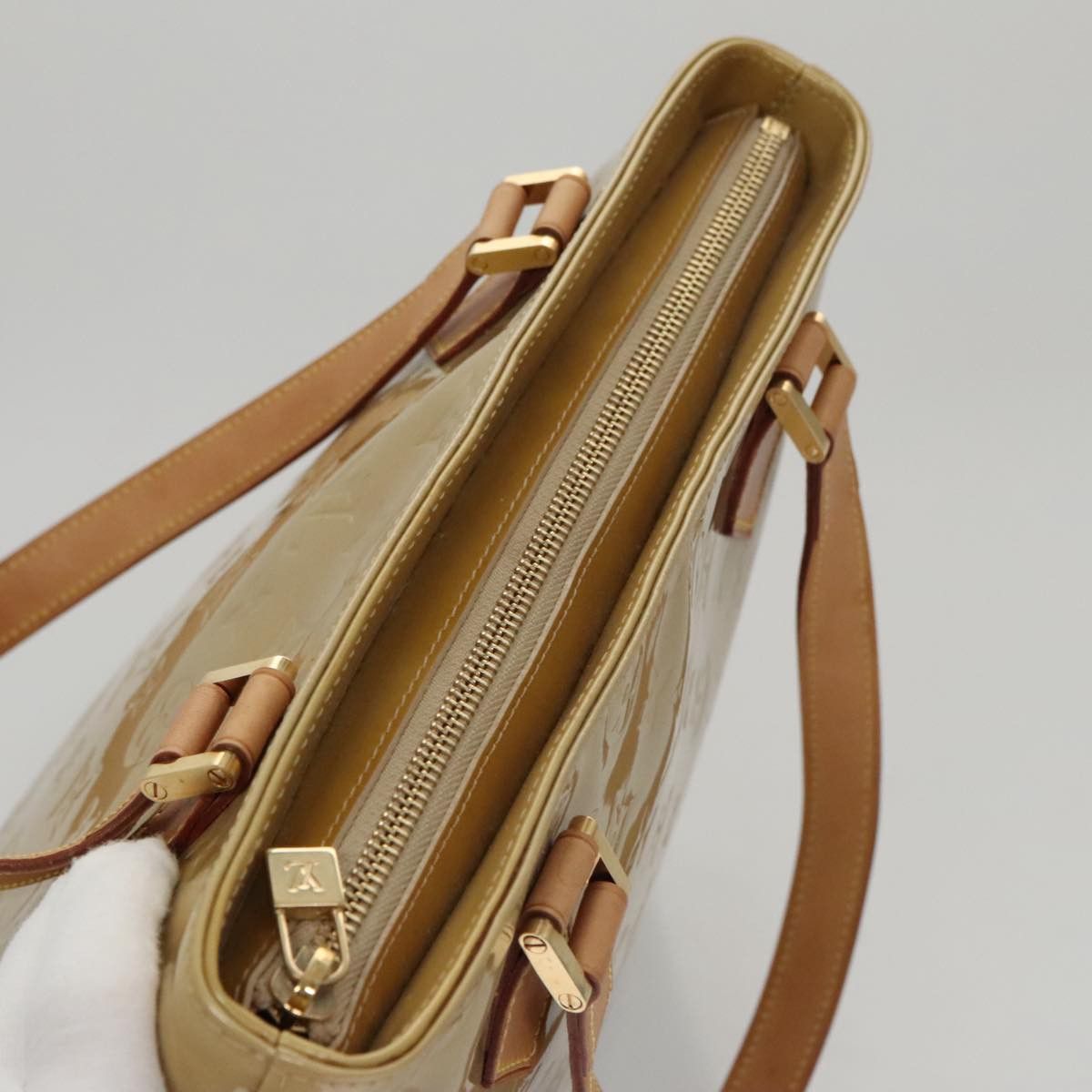 Louis Vuitton Houston Beige Patent Leather Handbag (Pre-Owned) Size ONE SIZE - 19 Thumbnail