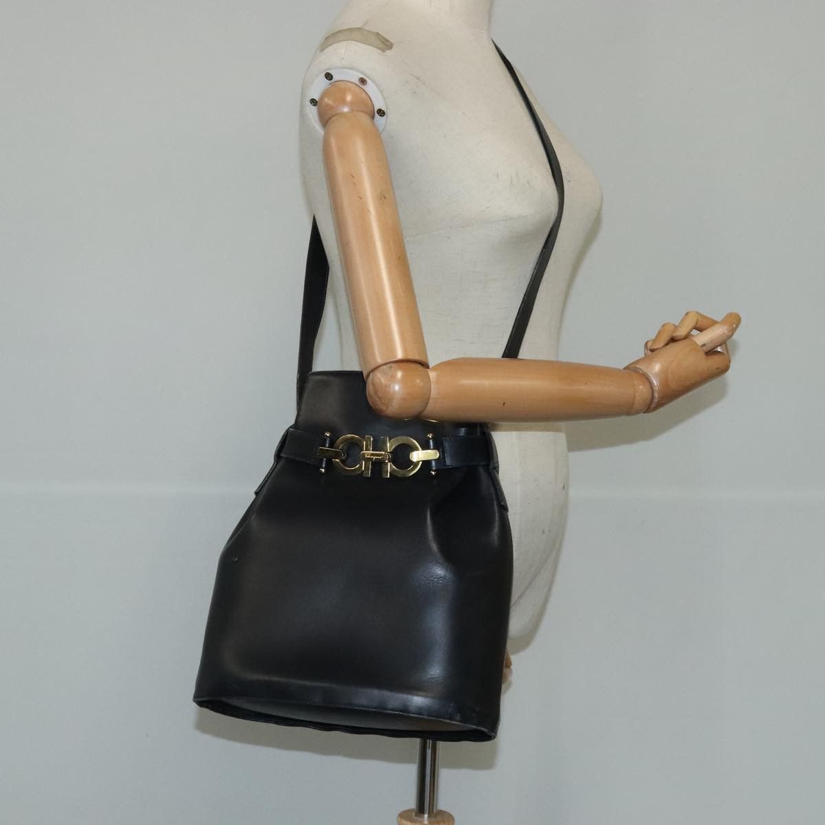 Salvatore Ferragamo Gancini Black Leather Shoulder Bag (Pre-Owned) Size ONE SIZE - 15 Thumbnail