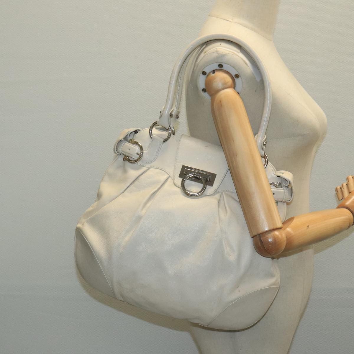 Salvatore Ferragamo Gancini White Leather Handbag (Pre-Owned) Size ONE SIZE - 17 Thumbnail