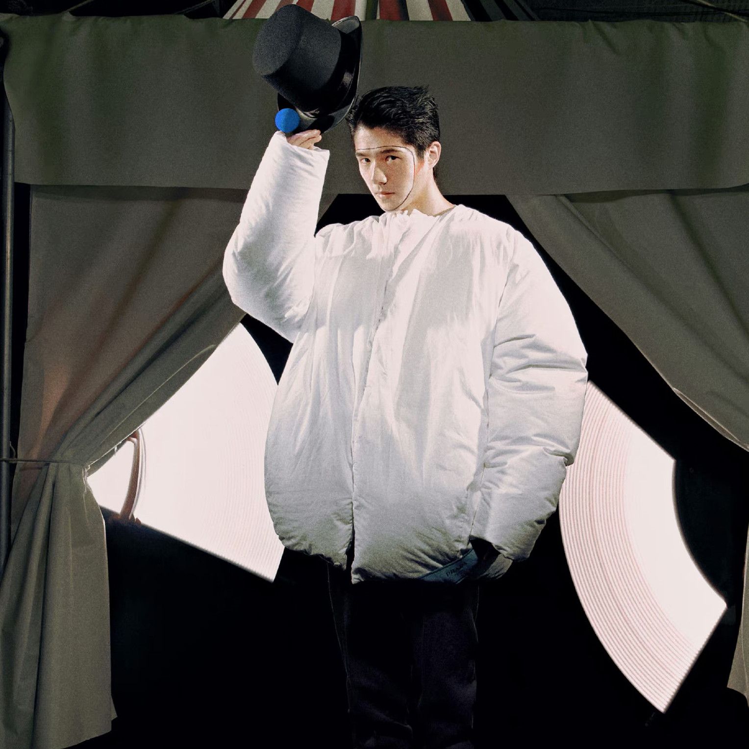 $3.3K VALUE RUNWAY Down Jacket in white