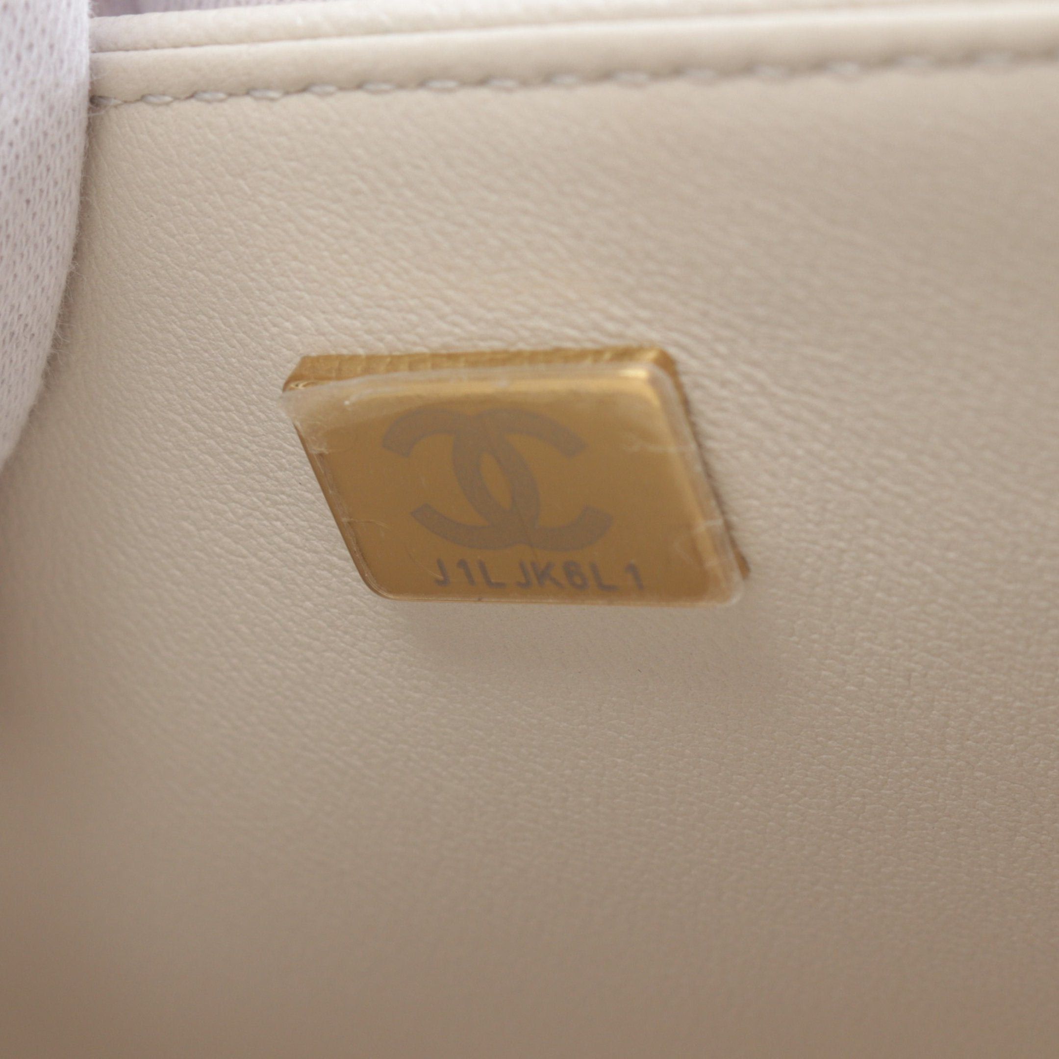 Chanel Chanel Boy Chanel Chain Shoulder Bag Caviar Skin Off White Gold Hardware Size ONE SIZE - 5 Thumbnail