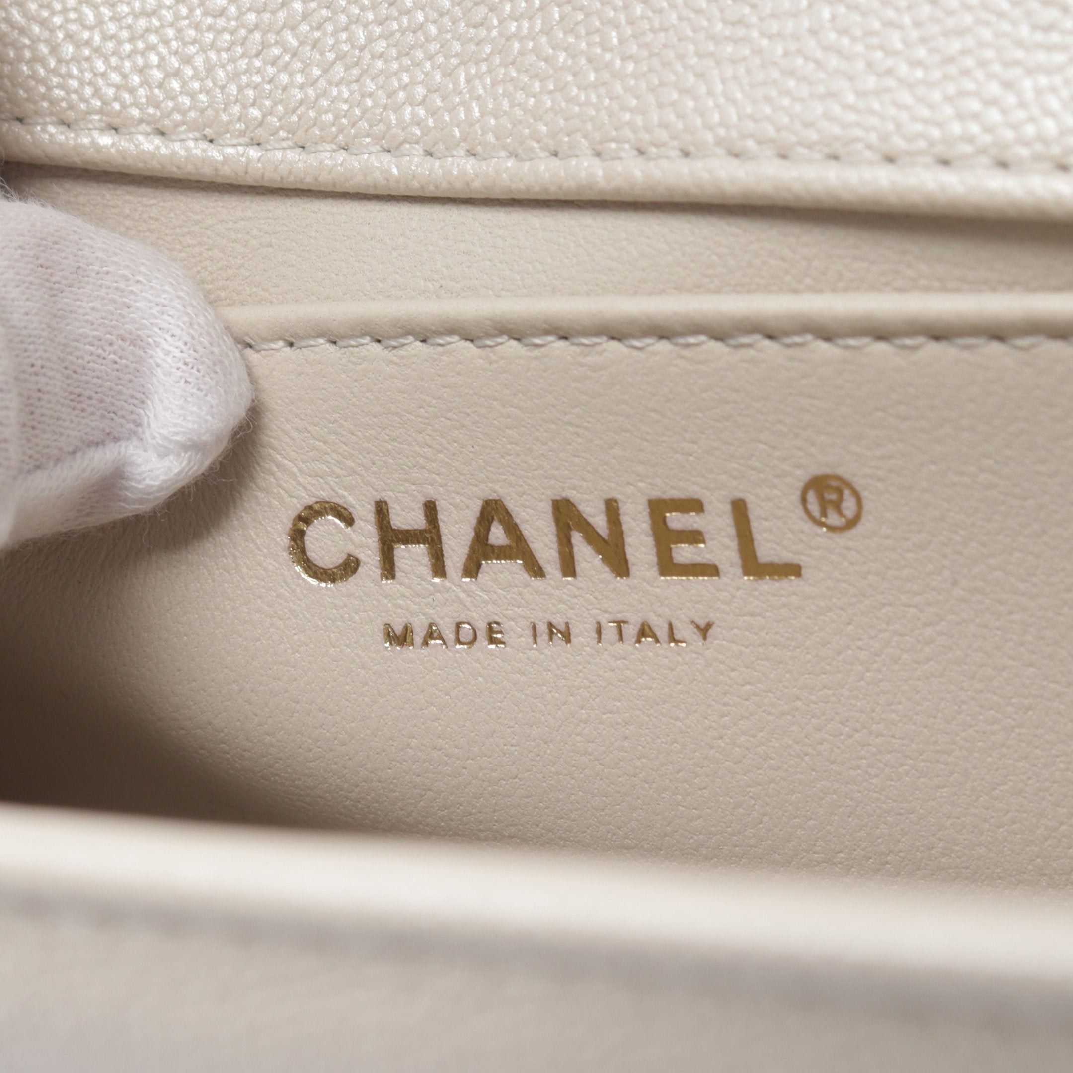 Chanel Chanel Boy Chanel Chain Shoulder Bag Caviar Skin Off White Gold Hardware Size ONE SIZE - 4 Thumbnail