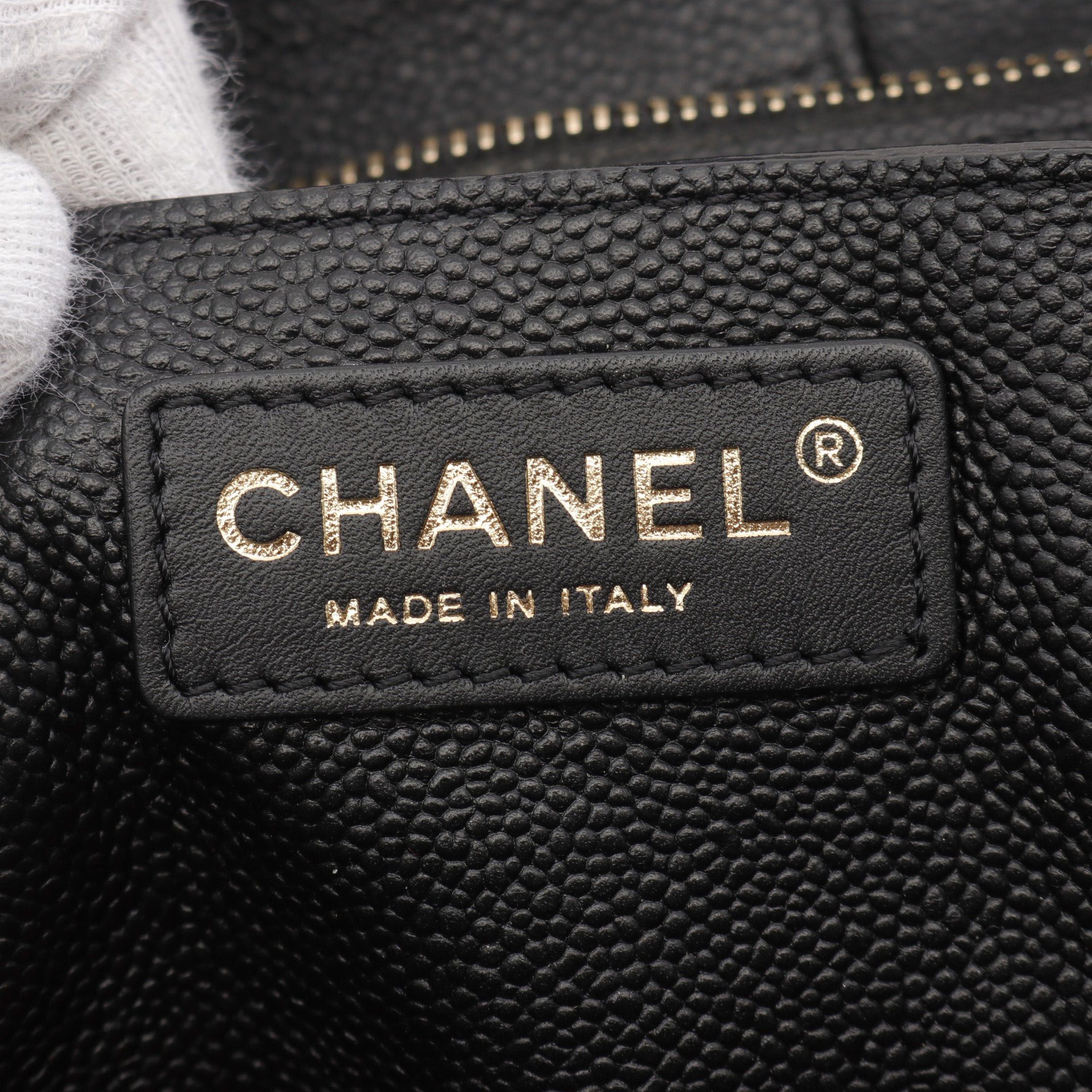 Chanel Chanel Matelasse Chain Shoulder Bag Tote Caviar Skin White Gold Hardware Size ONE SIZE - 4 Thumbnail