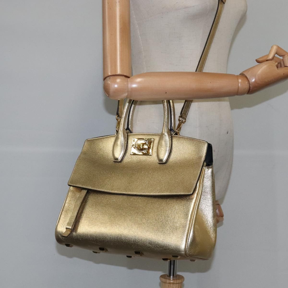 Salvatore Ferragamo Gancini Gold Leather Handbag (Pre-Owned) Size ONE SIZE - 16 Thumbnail