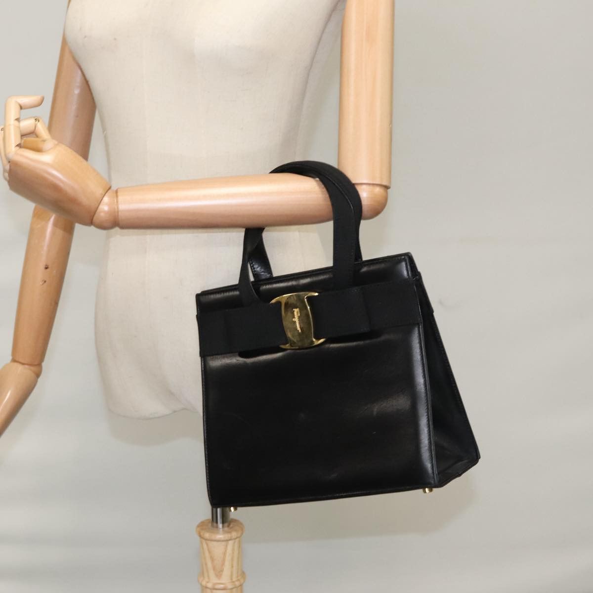 Salvatore Ferragamo Vara Black Leather Handbag (Pre-Owned) Size ONE SIZE - 15 Thumbnail