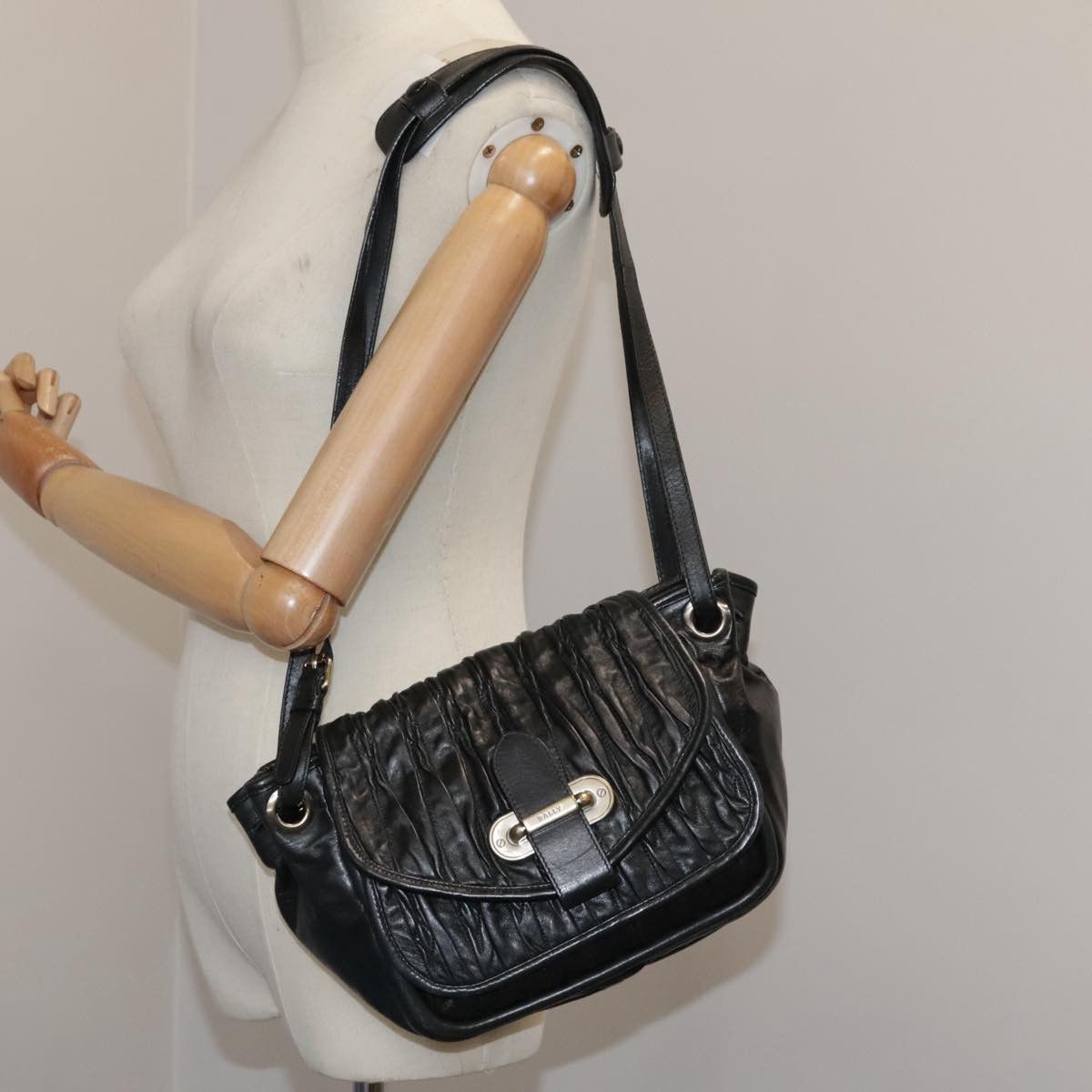 Bally Black Leather Shoulder Bag (Pre-Owned) Size ONE SIZE - 15 Thumbnail