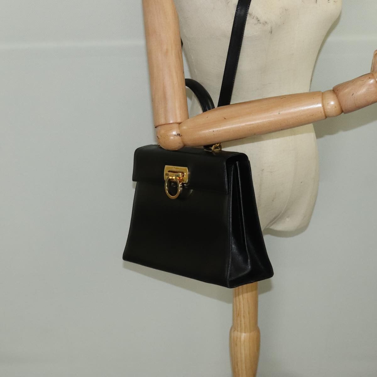 Salvatore Ferragamo Gancini Black Leather Handbag (Pre-Owned) Size ONE SIZE - 17 Thumbnail